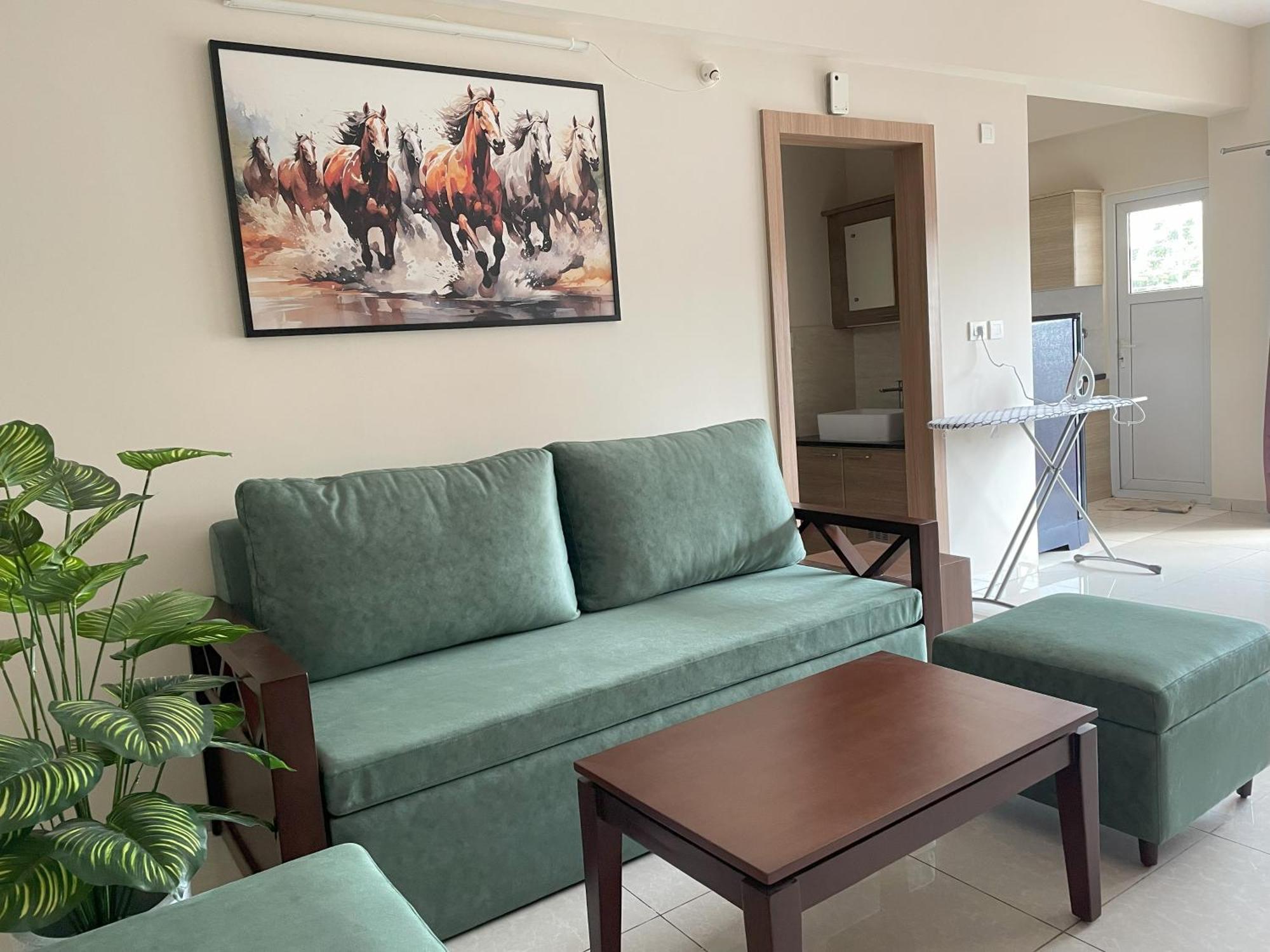 Deluxe 2bhk Family And Business Service Apartments, Raj Royale Retreats Apartment