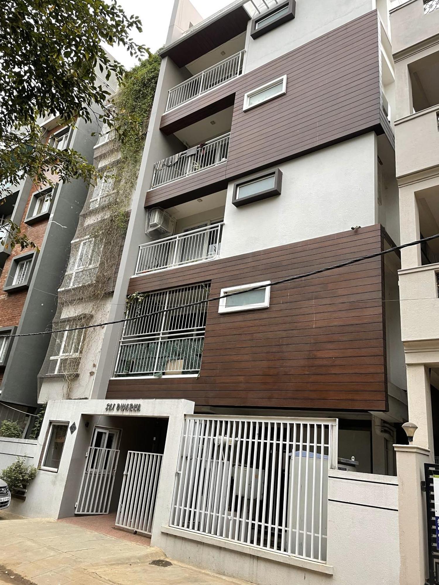 Deluxe 2bhk Family And Business Service Apartments, Raj Royale Retreats Apartment