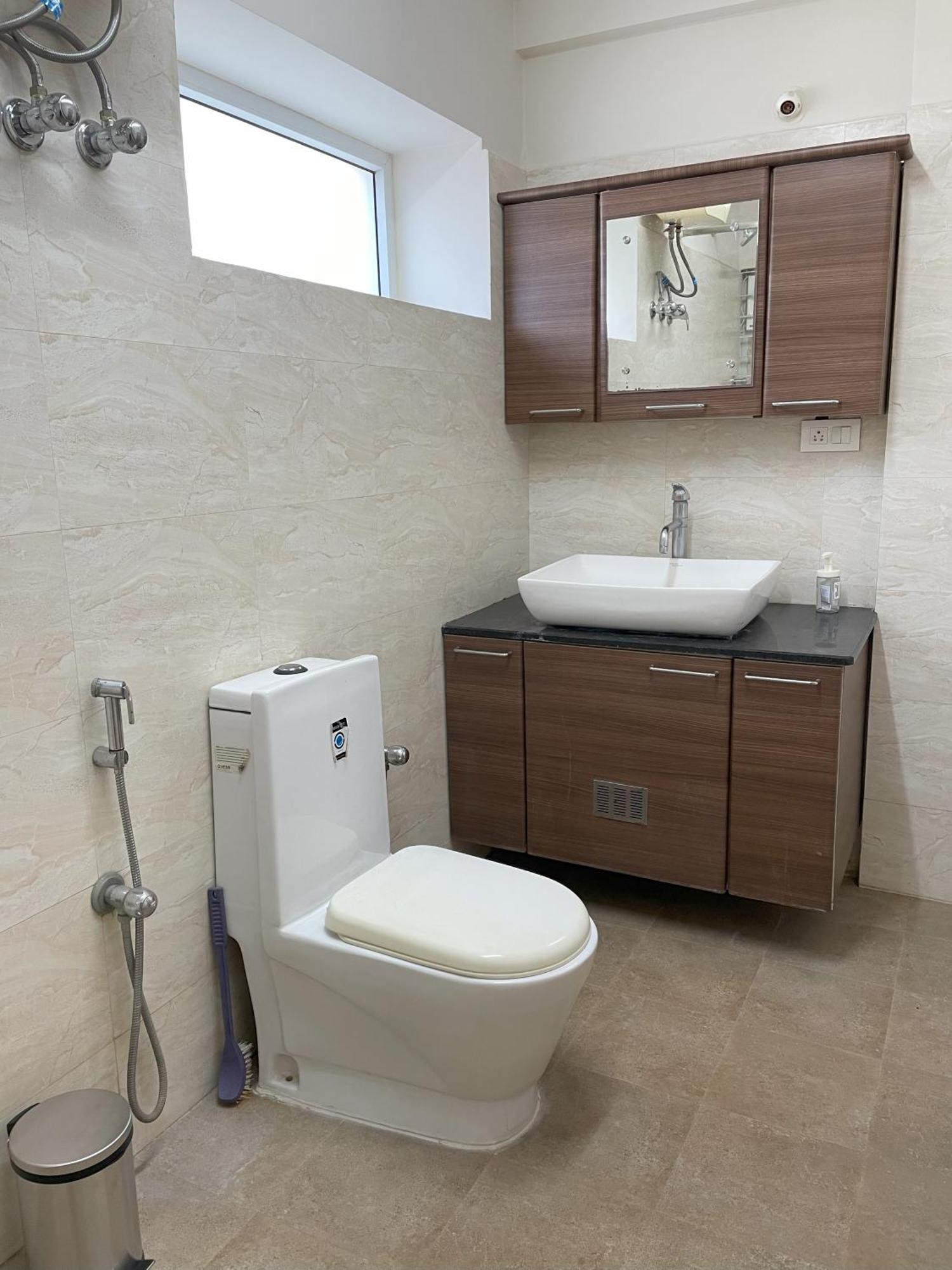 Deluxe 2bhk Family And Business Service Apartments, Raj Royale Retreats Apartment *
