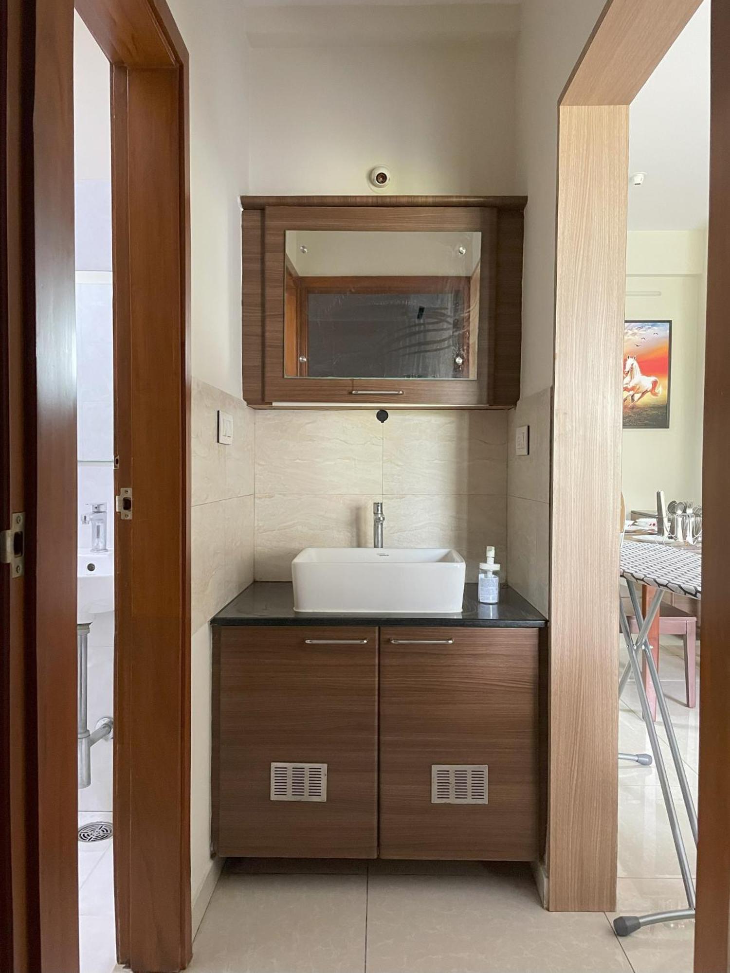 Deluxe 2bhk Family And Business Service Apartments, Raj Royale Retreats Apartment