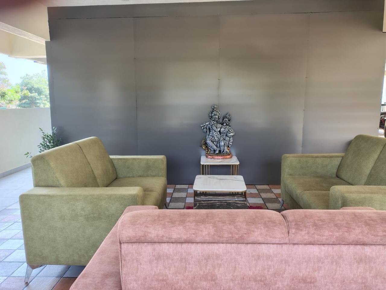 White Hosue Living Apartment