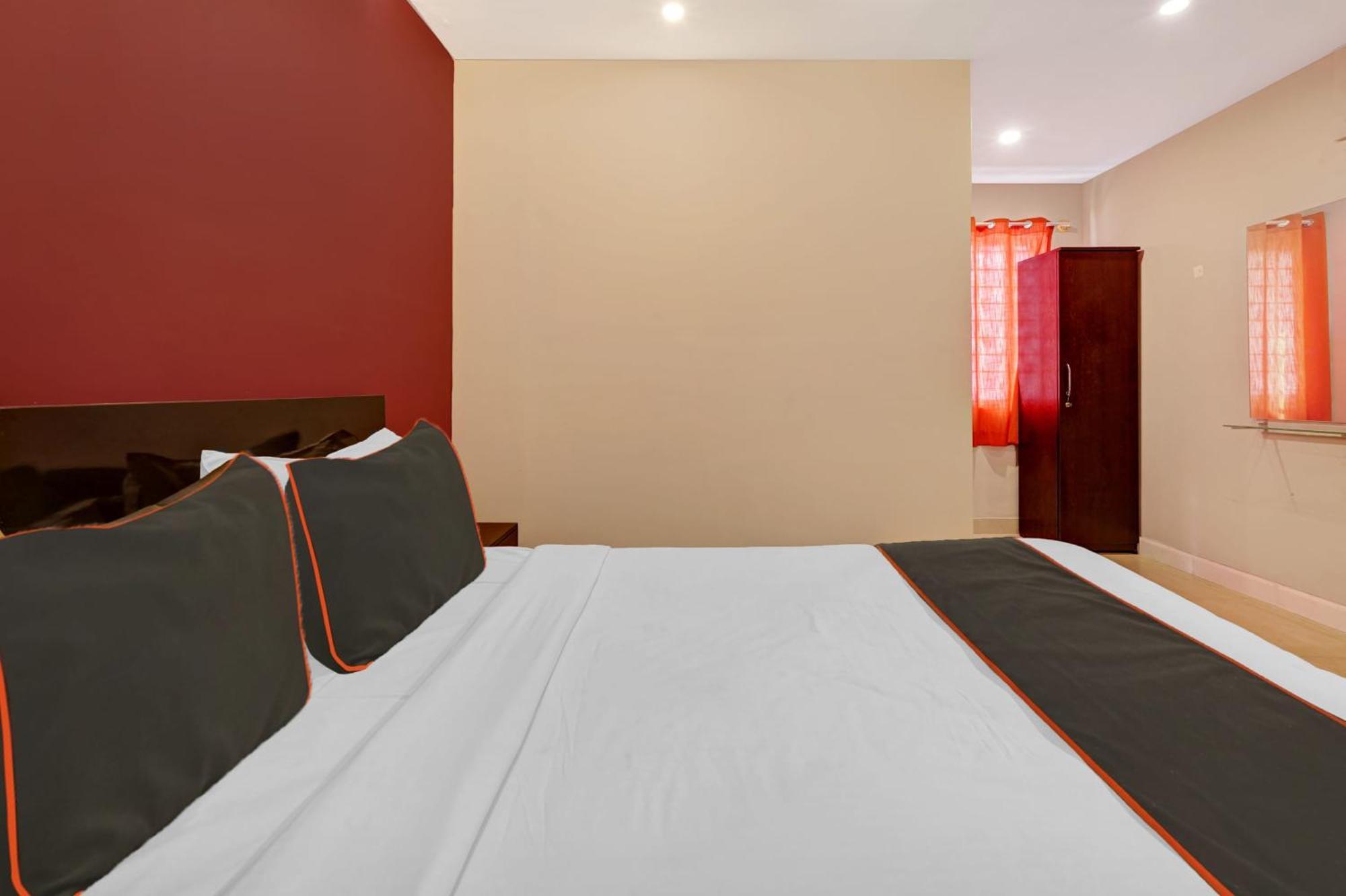 O The Coles Tree Hotel