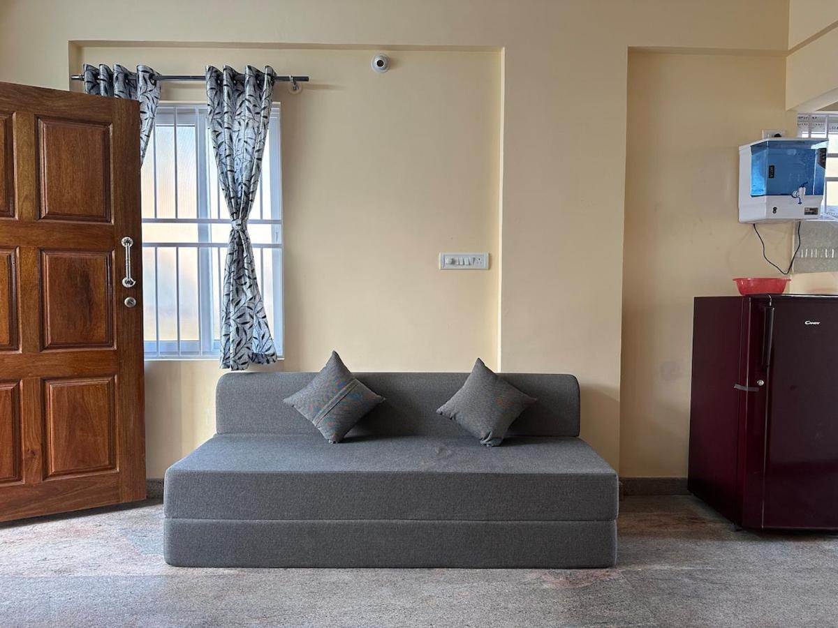 Wonderful 2bhk 950m From Jp Nagara Metro 3rd Floor Apartment *