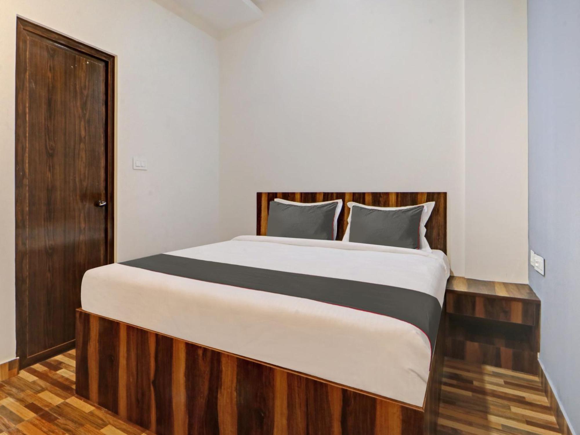Collection O Dhruvas Residency 4*