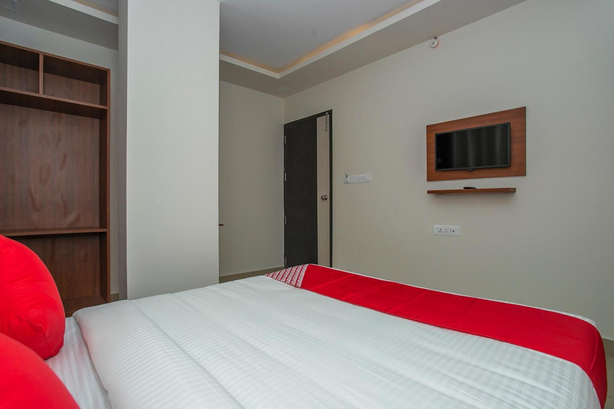 O Varcity Phi Premium Pavilion ,above Hdfc Bank ,near Anjaneya Temple Madiwala, Hosur Main R 4* Bangalore