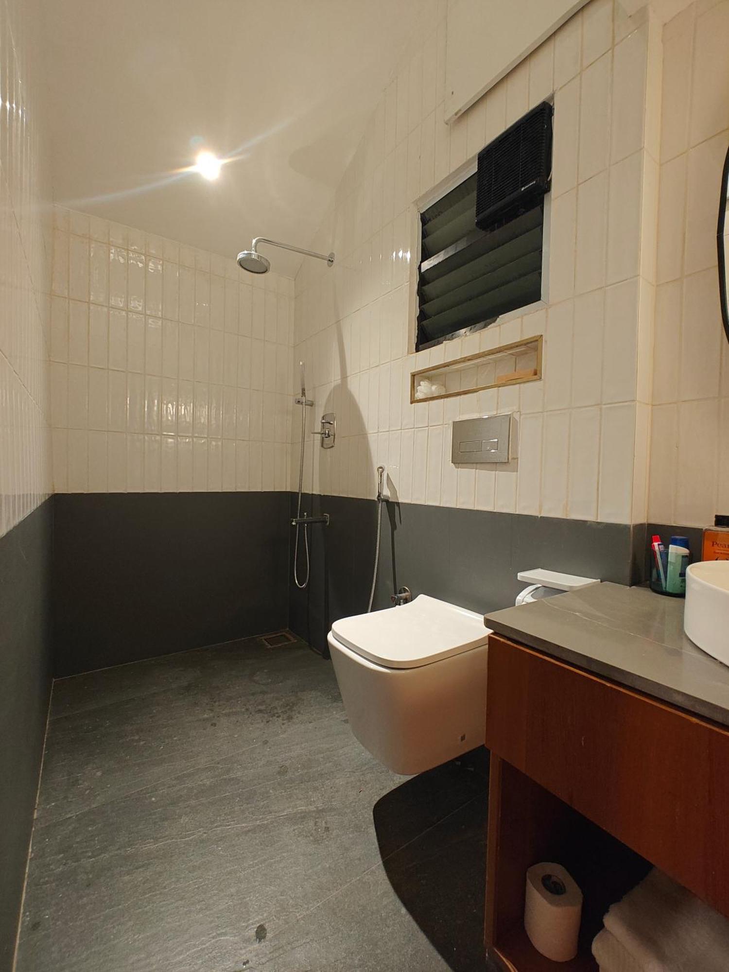 Sleek Saltbox By Podscape Holiday home
