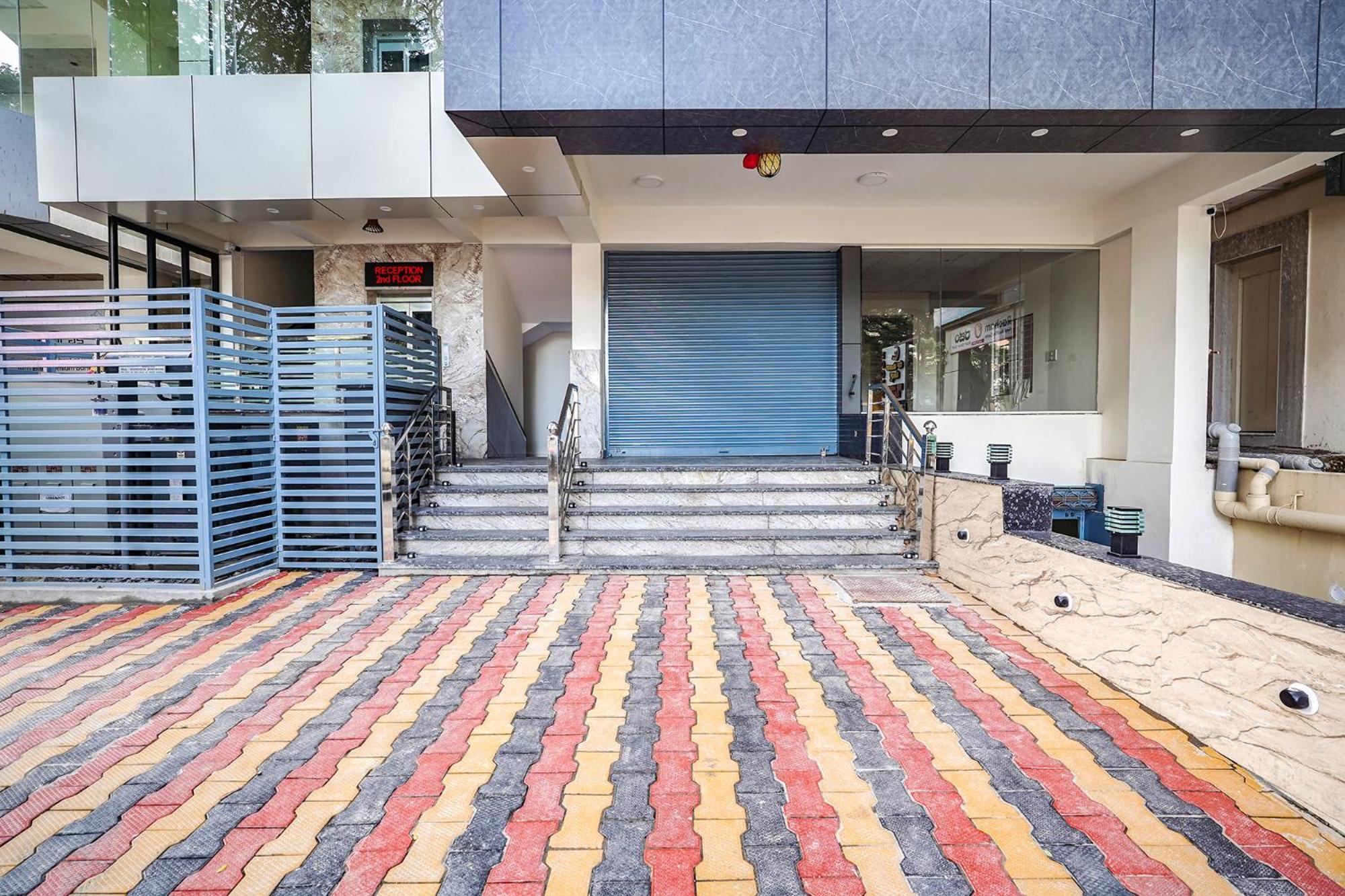 Fabhotel Redmoon - Nr Brookfield 3*