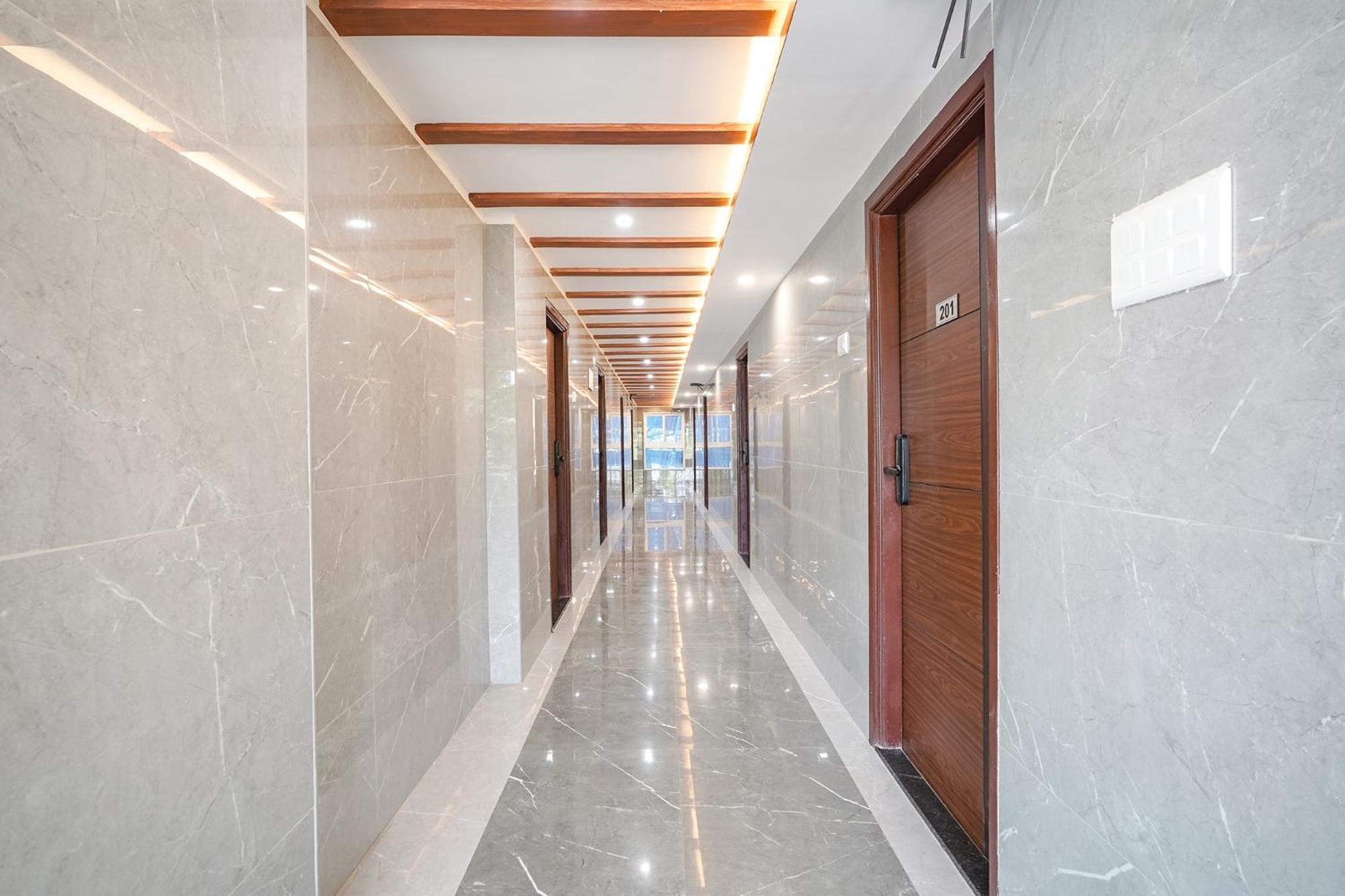 Hotel Fabhotel Redmoon - Nr Brookfield 3*