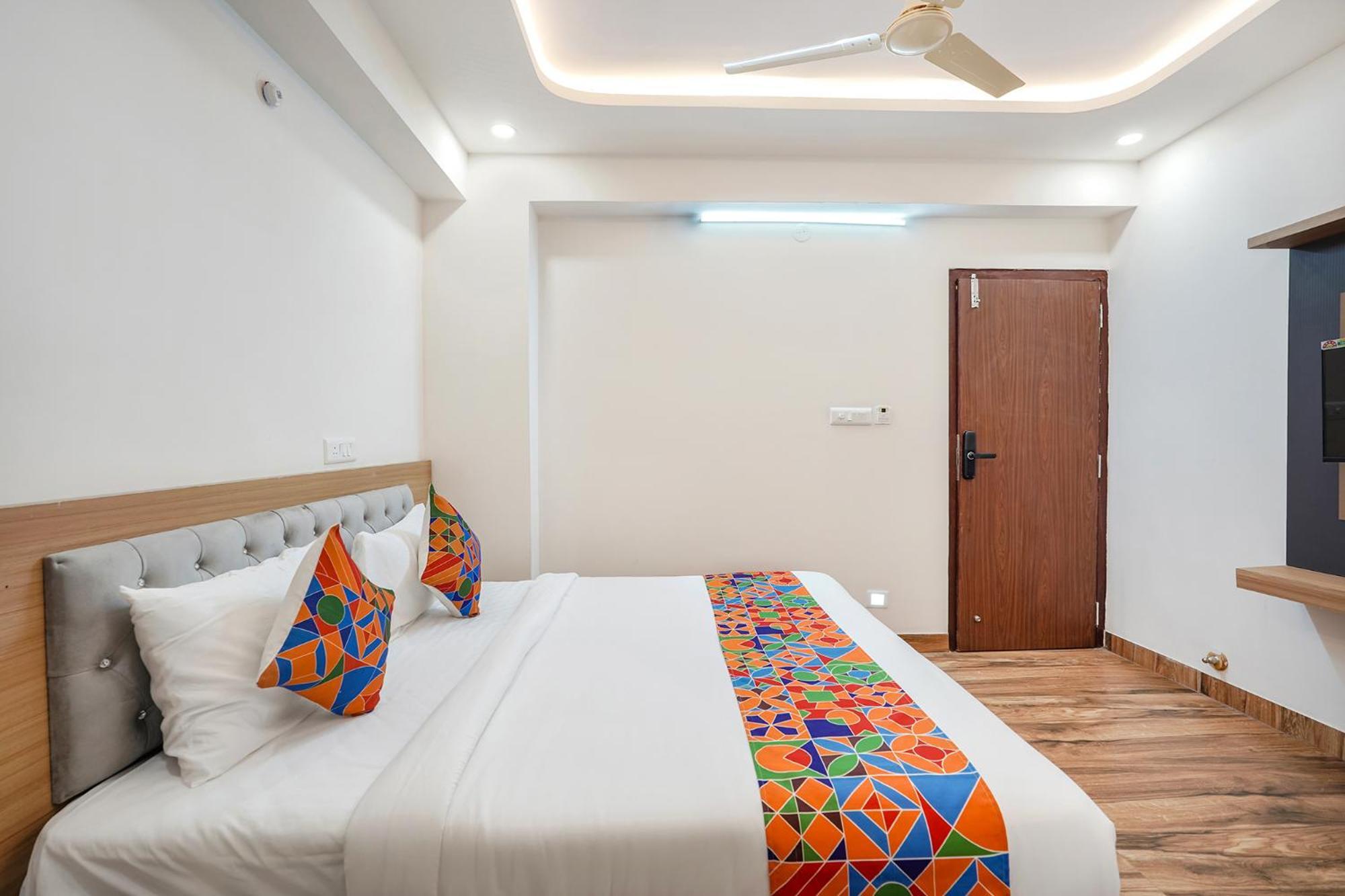 Fabhotel Redmoon - Nr Brookfield 3*