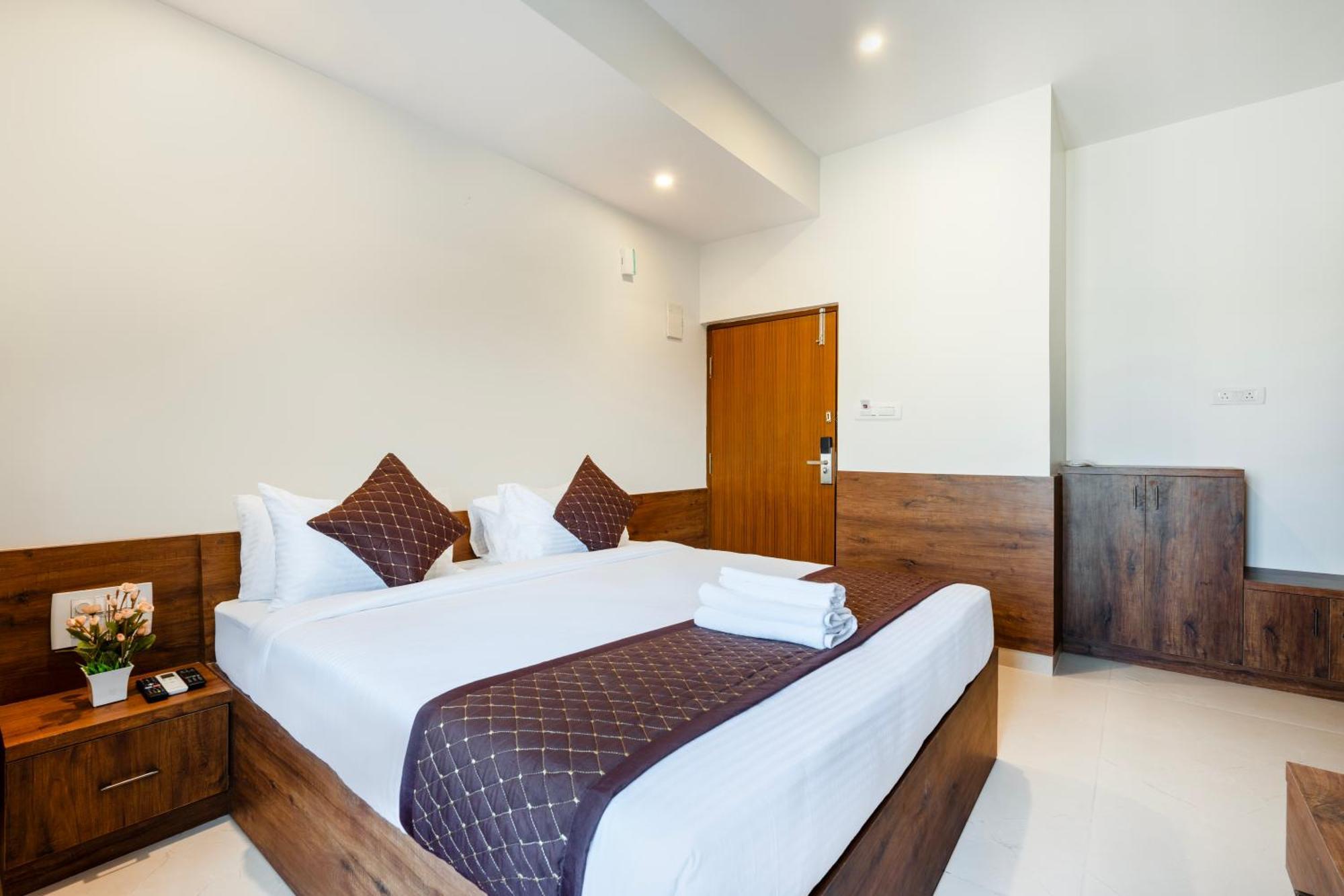 R D Peenya Hotel 3*