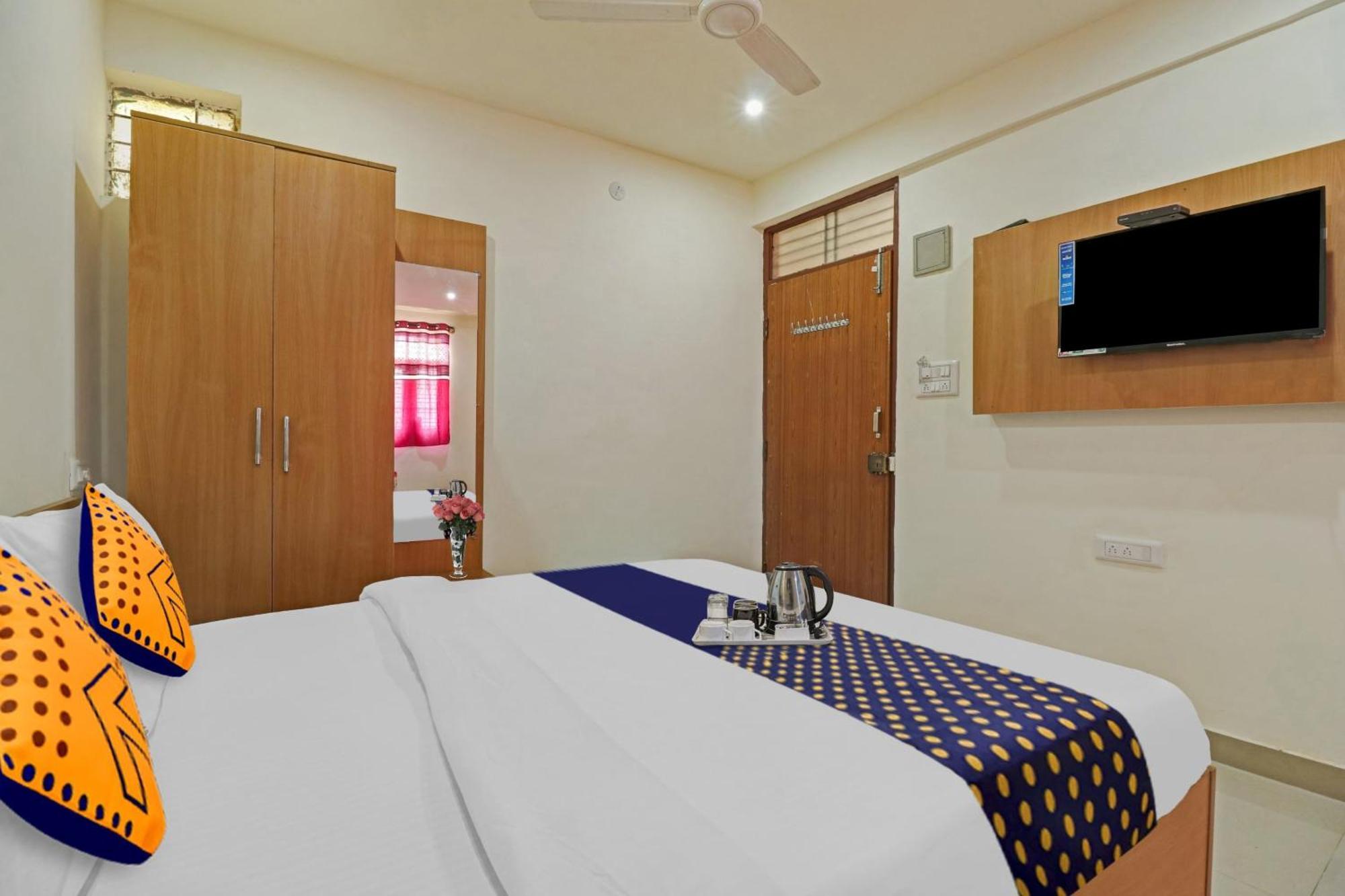 Spot On 70112 Sri Saptagiri Bording Hotel