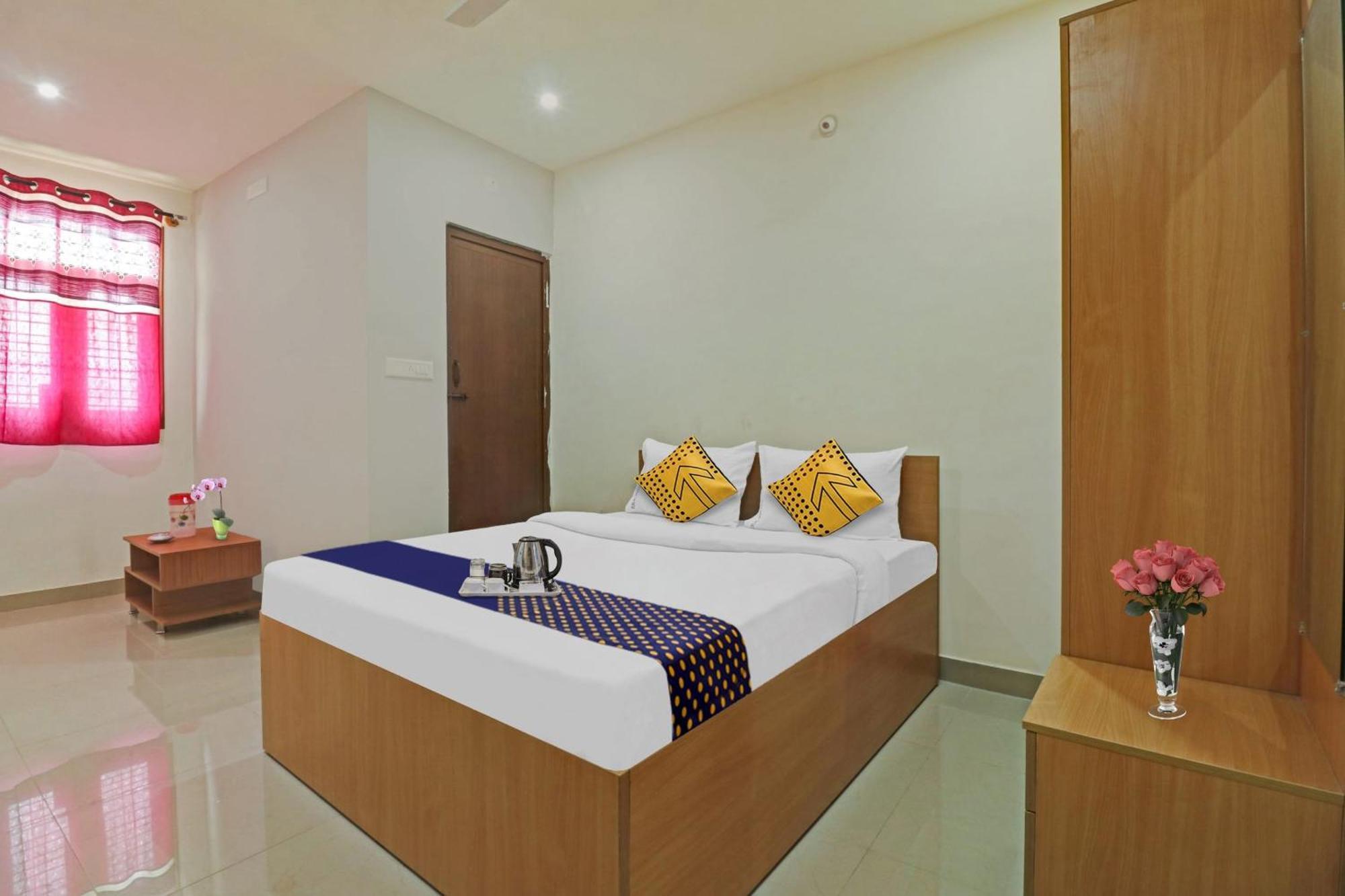 Spot On 70112 Sri Saptagiri Bording Hotel 3*