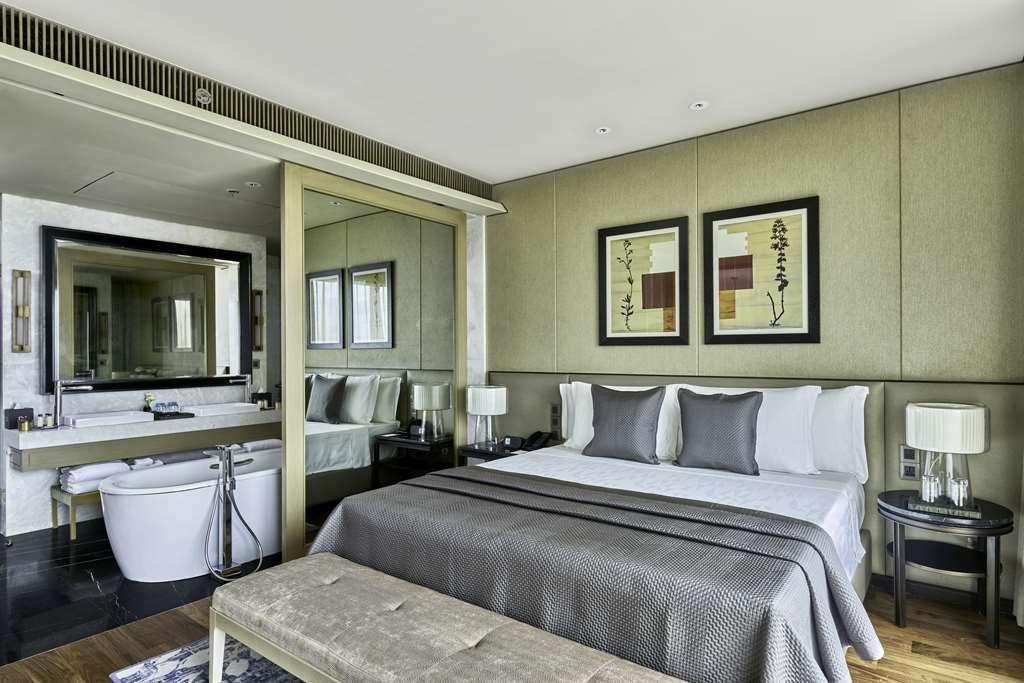 Hotel The Den *
