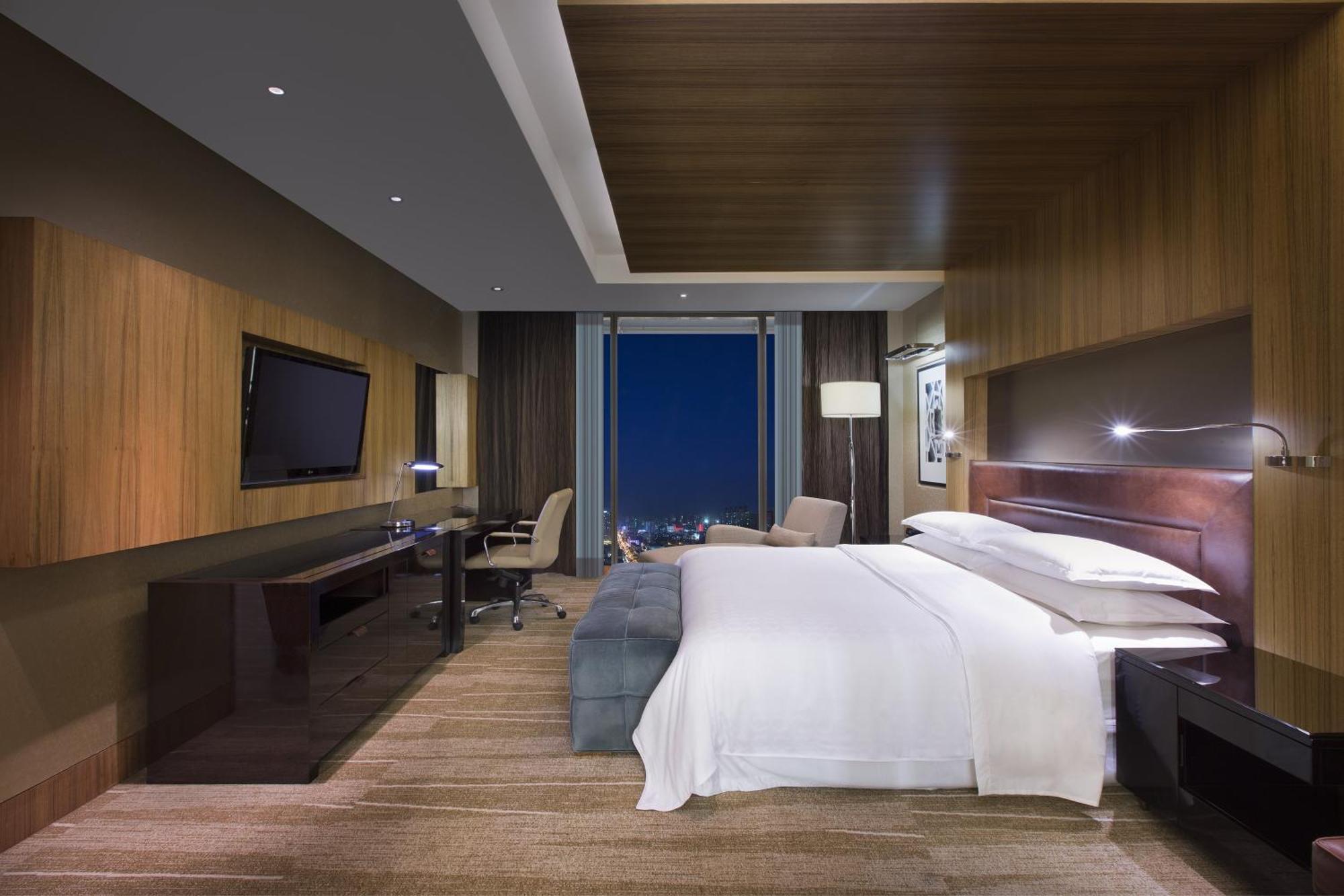 Hotel Sheraton Grand At Brigade Gateway 5*