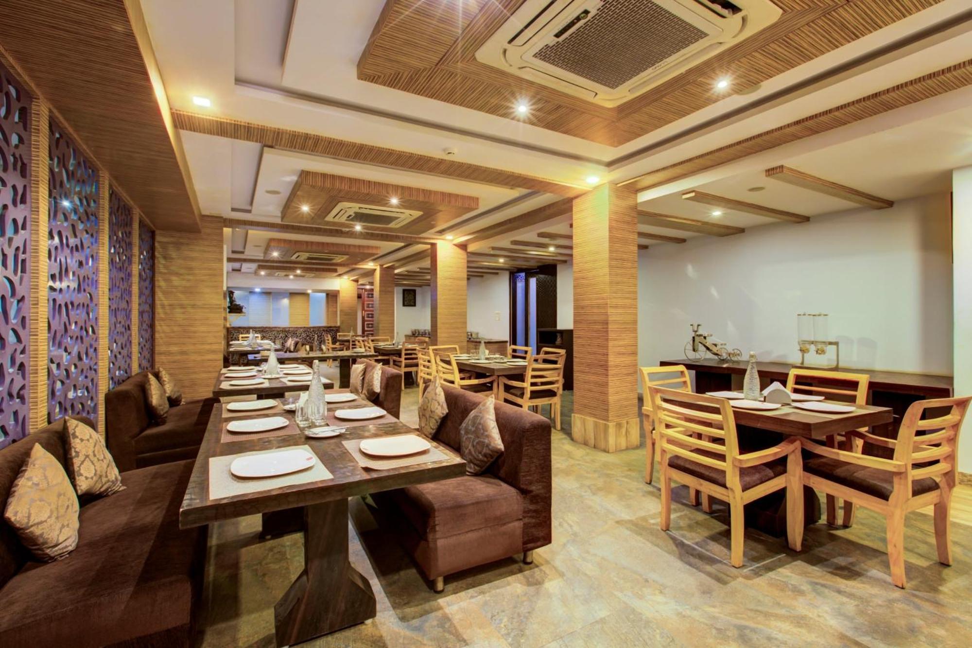 Super Townhouse Oak Jvh Hotel 4*
