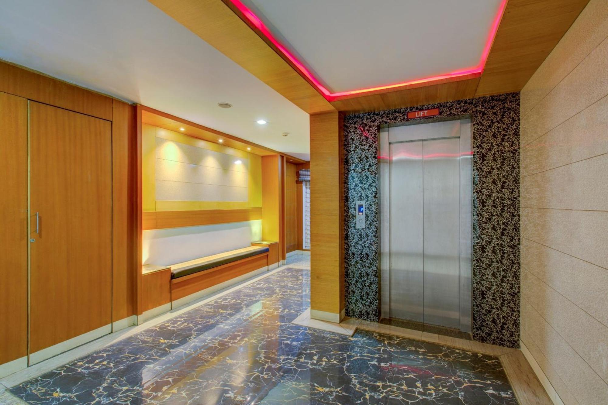 Super Townhouse Oak Jvh Hotel 4*
