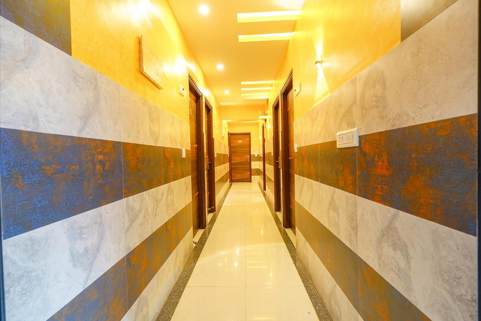 Fabexpress Royal N Comforts - Nr Shivoham Shiva Temple 2*