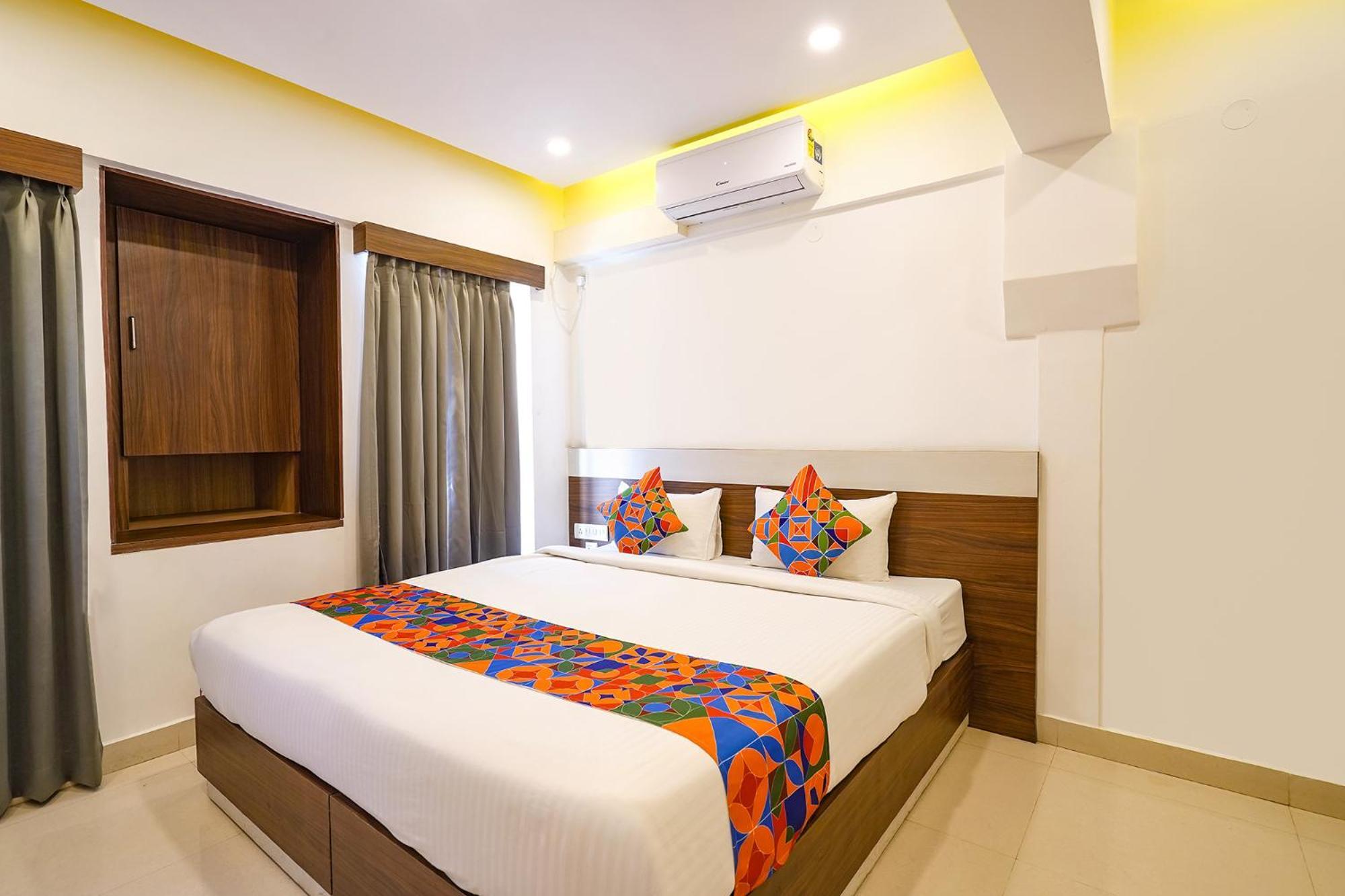 Fabexpress Royal N Comforts - Nr Shivoham Shiva Temple 2*