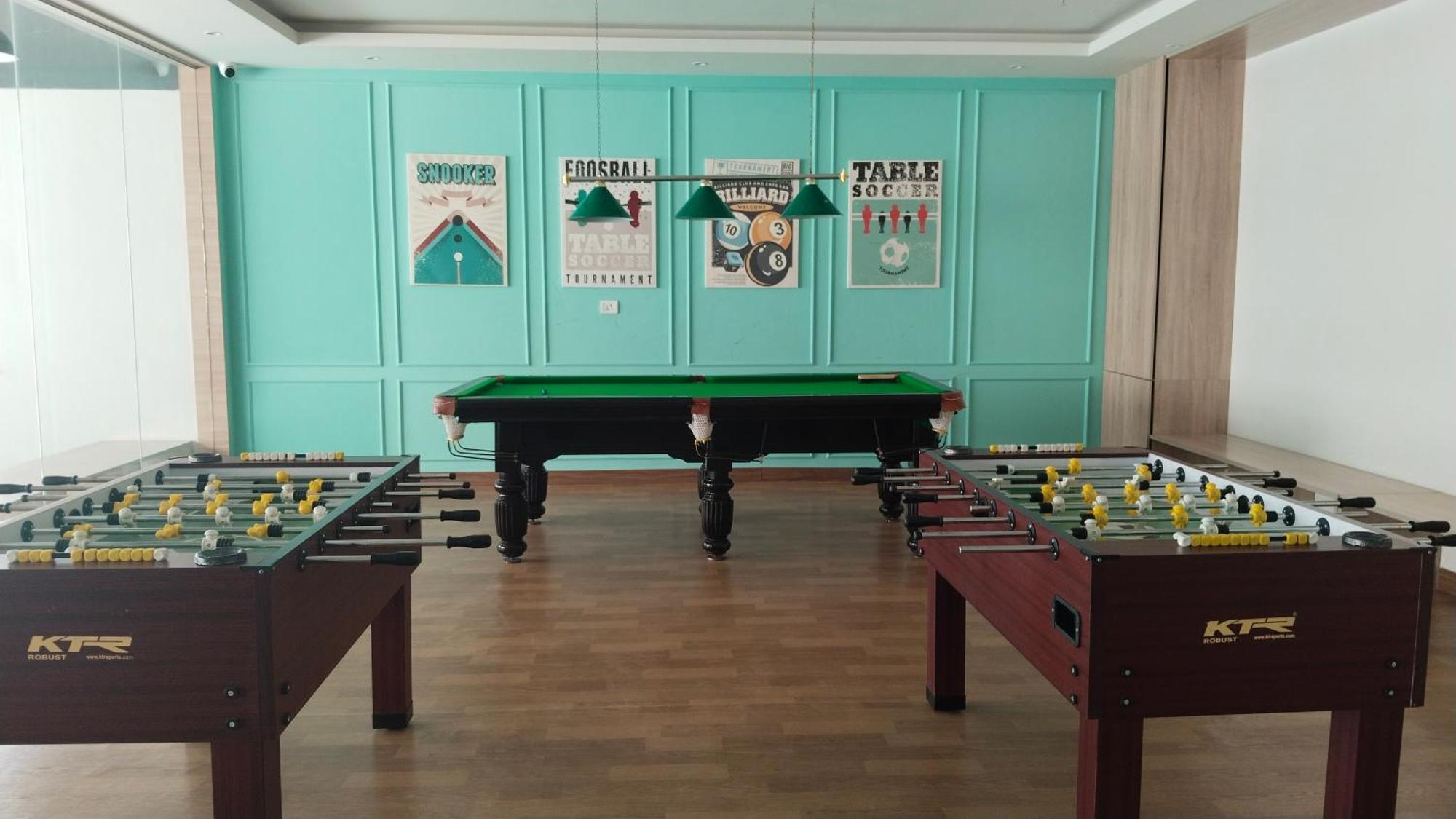 Luxury With Outdoor Pool And Gym Near Airport Apartment *