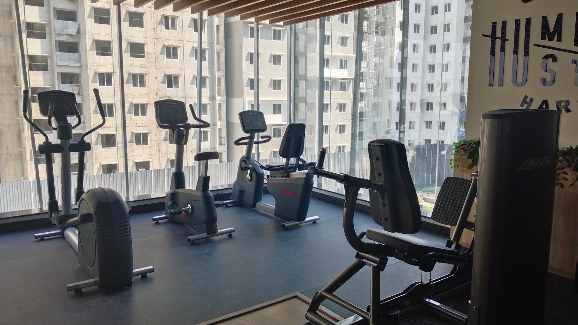 Luxury With Outdoor Pool And Gym Near Airport Apartment