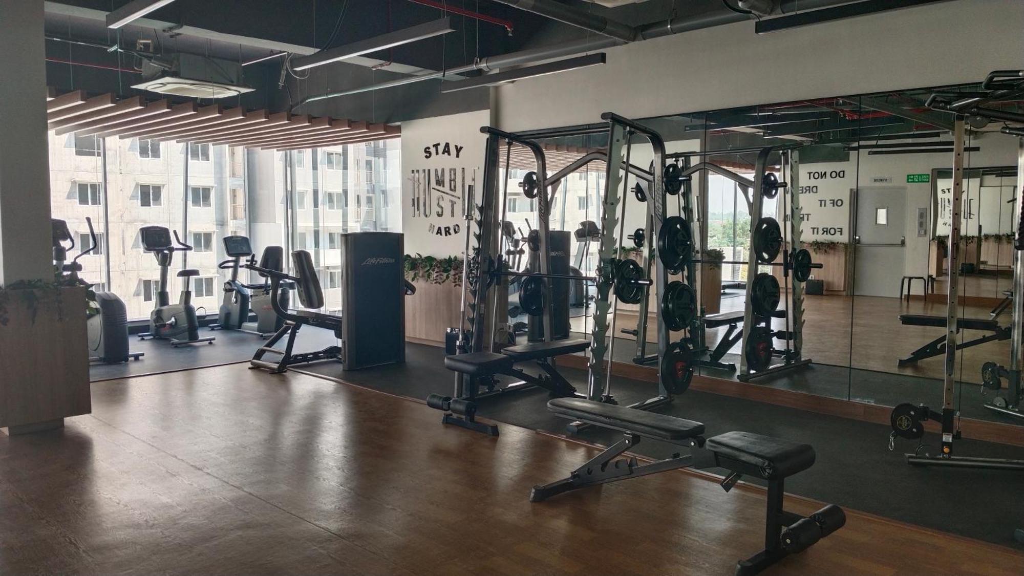 Luxury With Outdoor Pool And Gym Near Airport Apartment *