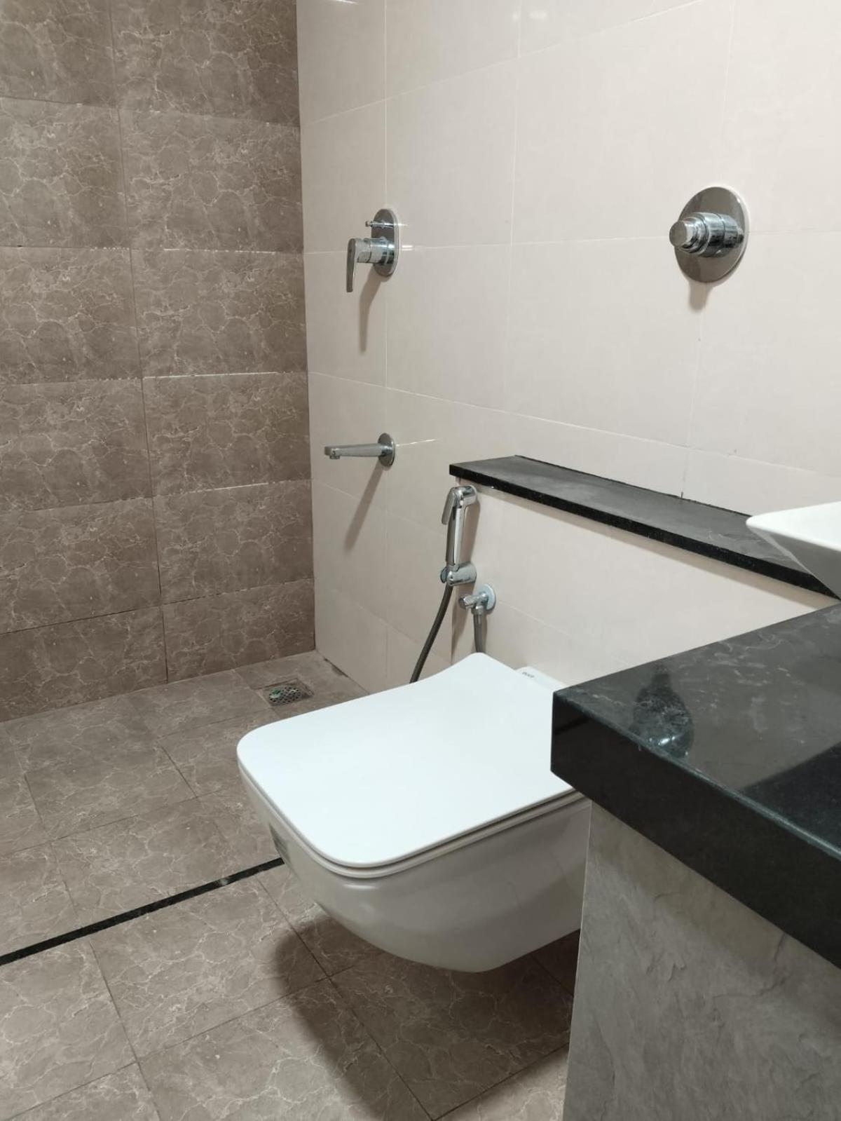 Luxury With Outdoor Pool And Gym Near Airport