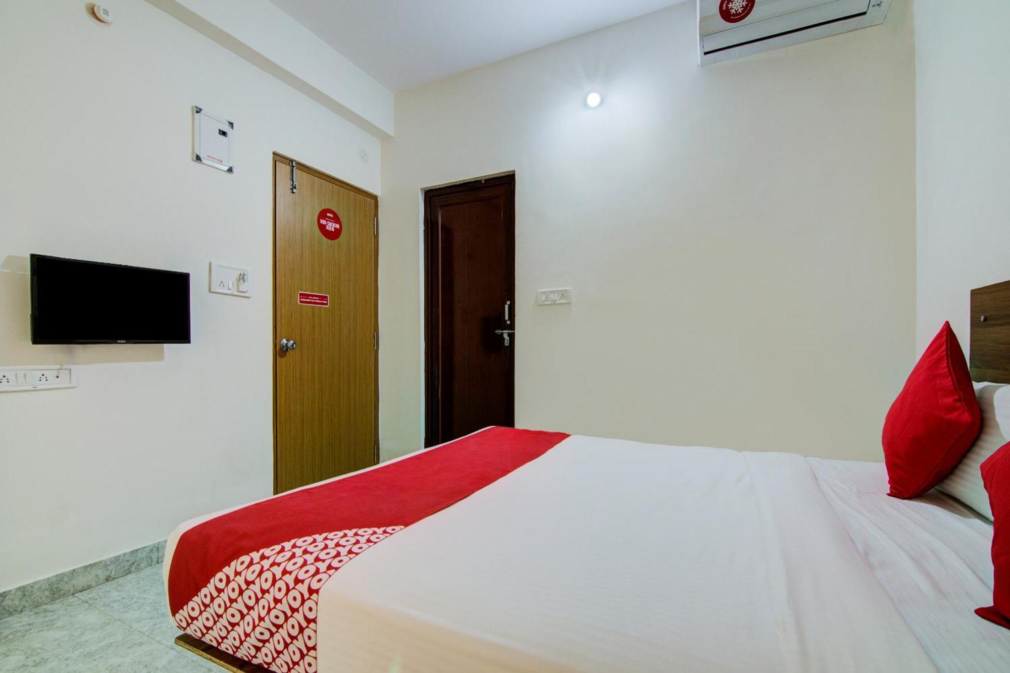 Super O Varcity Comforts Near Ragigudda Sri Prasanna Anjaneyaswamy Temple Hotel 3*