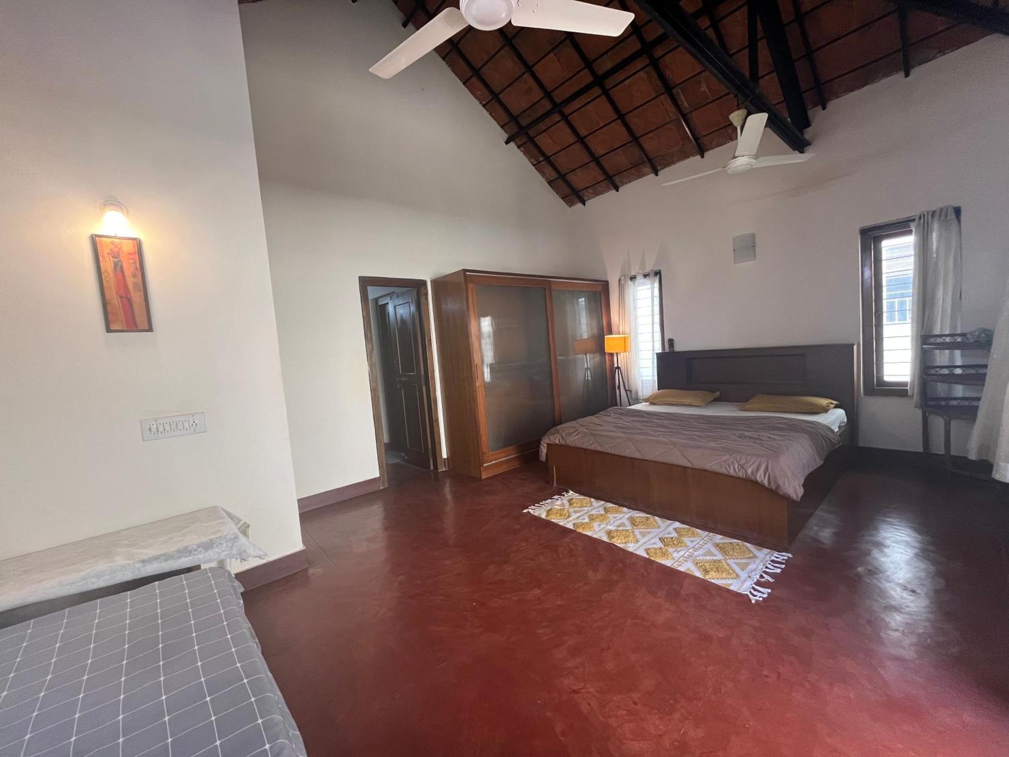 Homestay Private In A Cheerful With A Balcony