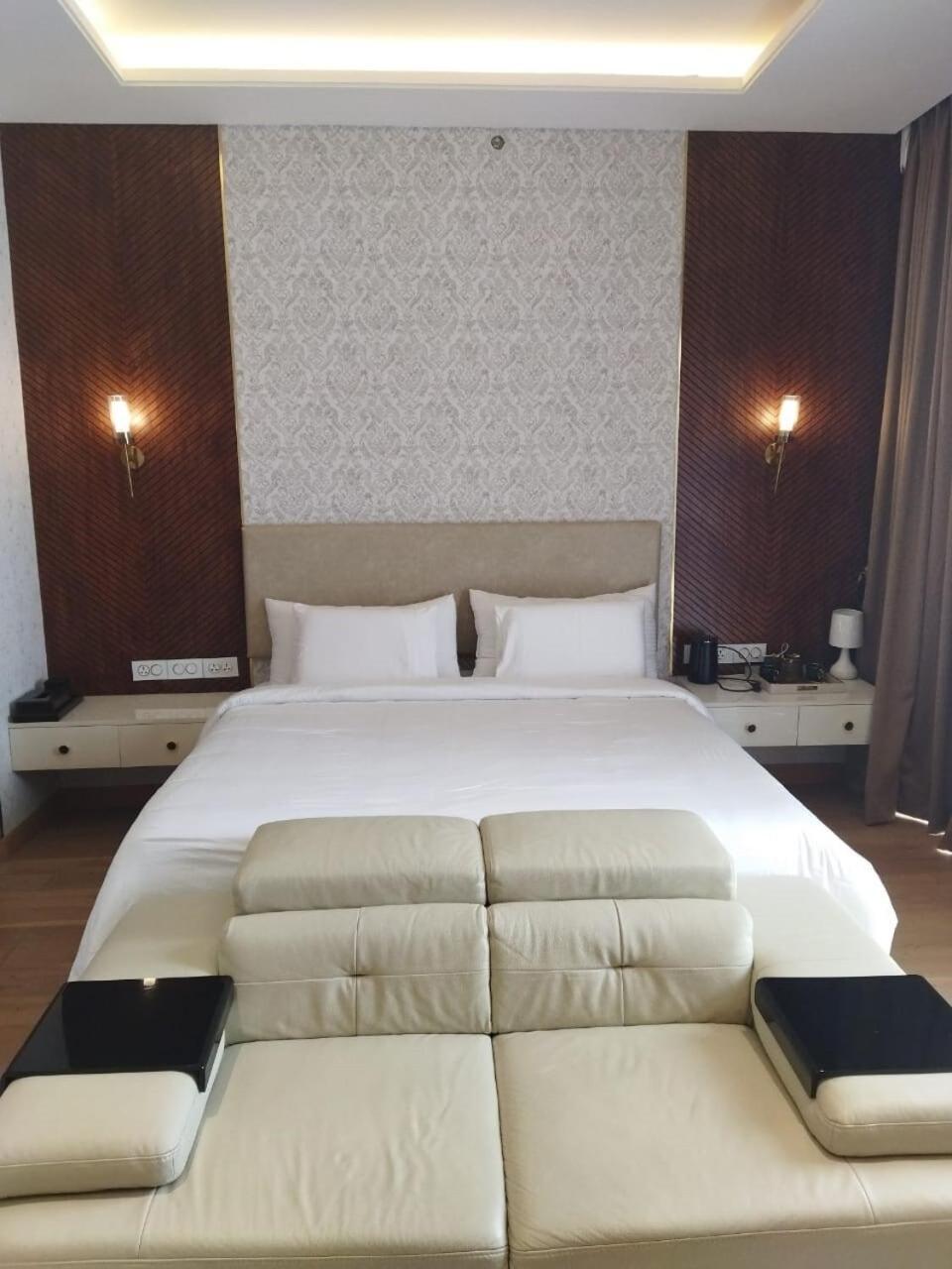 Luxury - Leela Residences * Bangalore