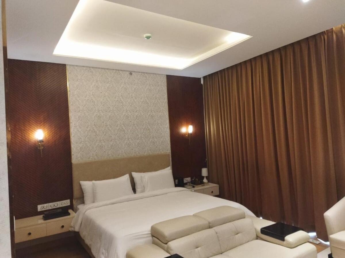 Luxury - Leela Residences * Bangalore
