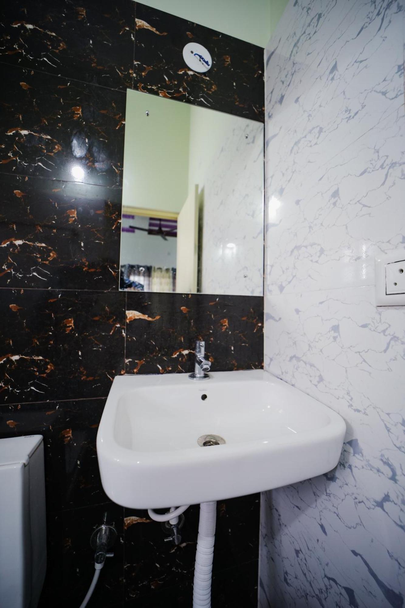 Hotel Pph Living Jai Maruthi Boarding & 3*