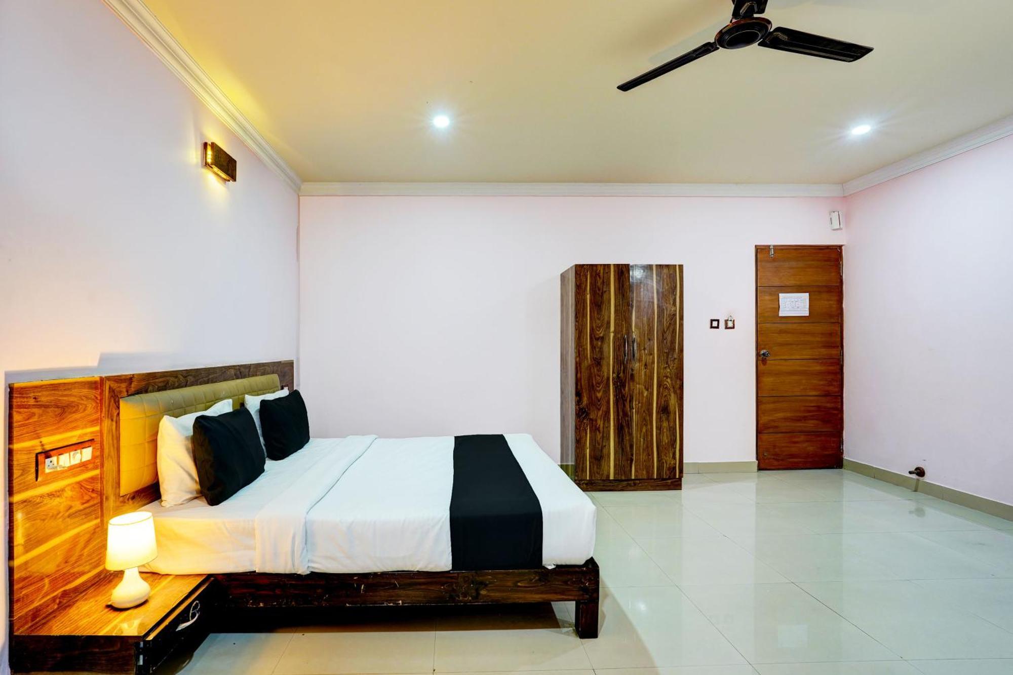 Super Townhouse Mg Road Near Commercial Street Hotel
