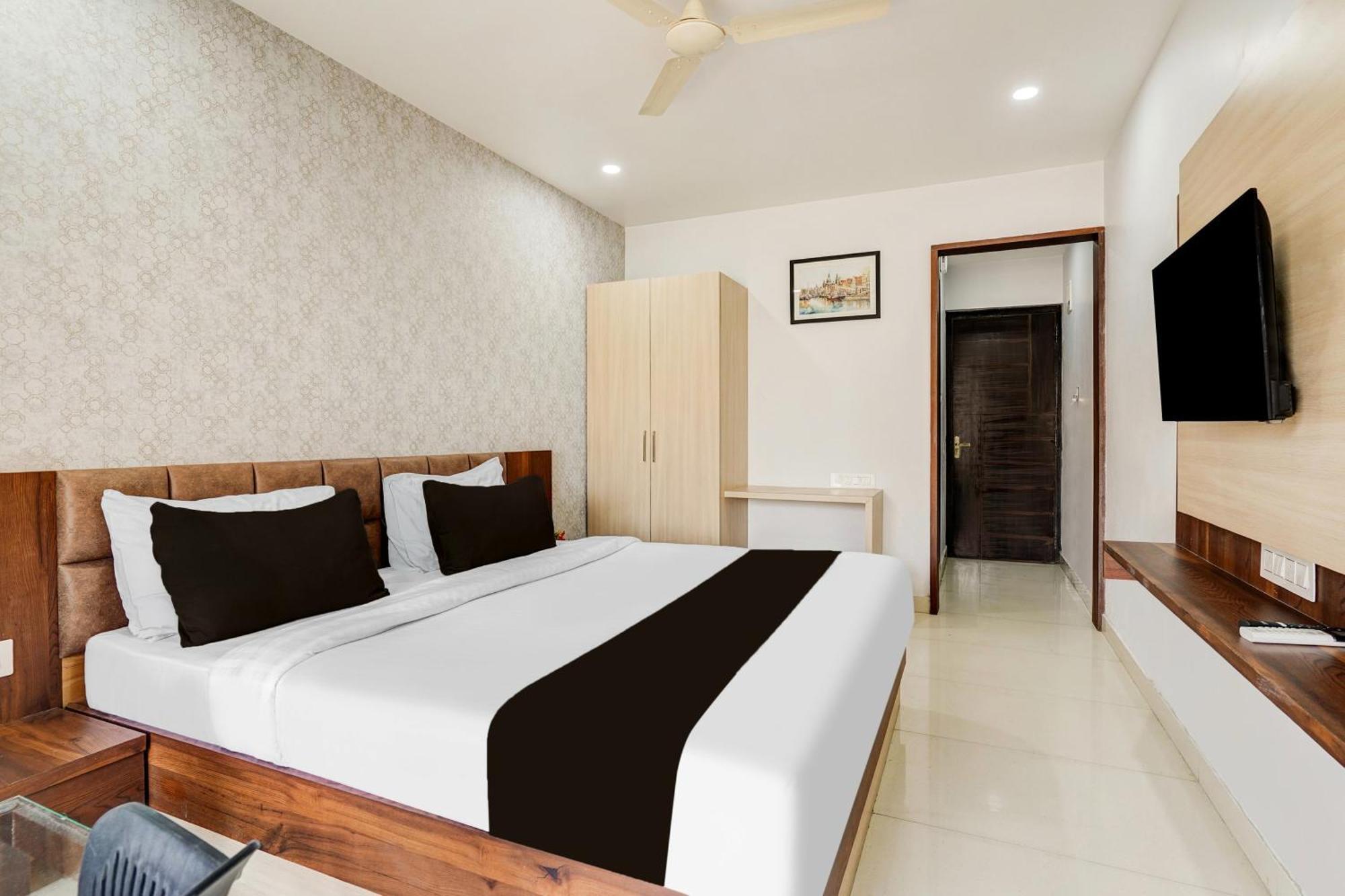 Super Townhouse Oak Dlf Newtown Bangalore
