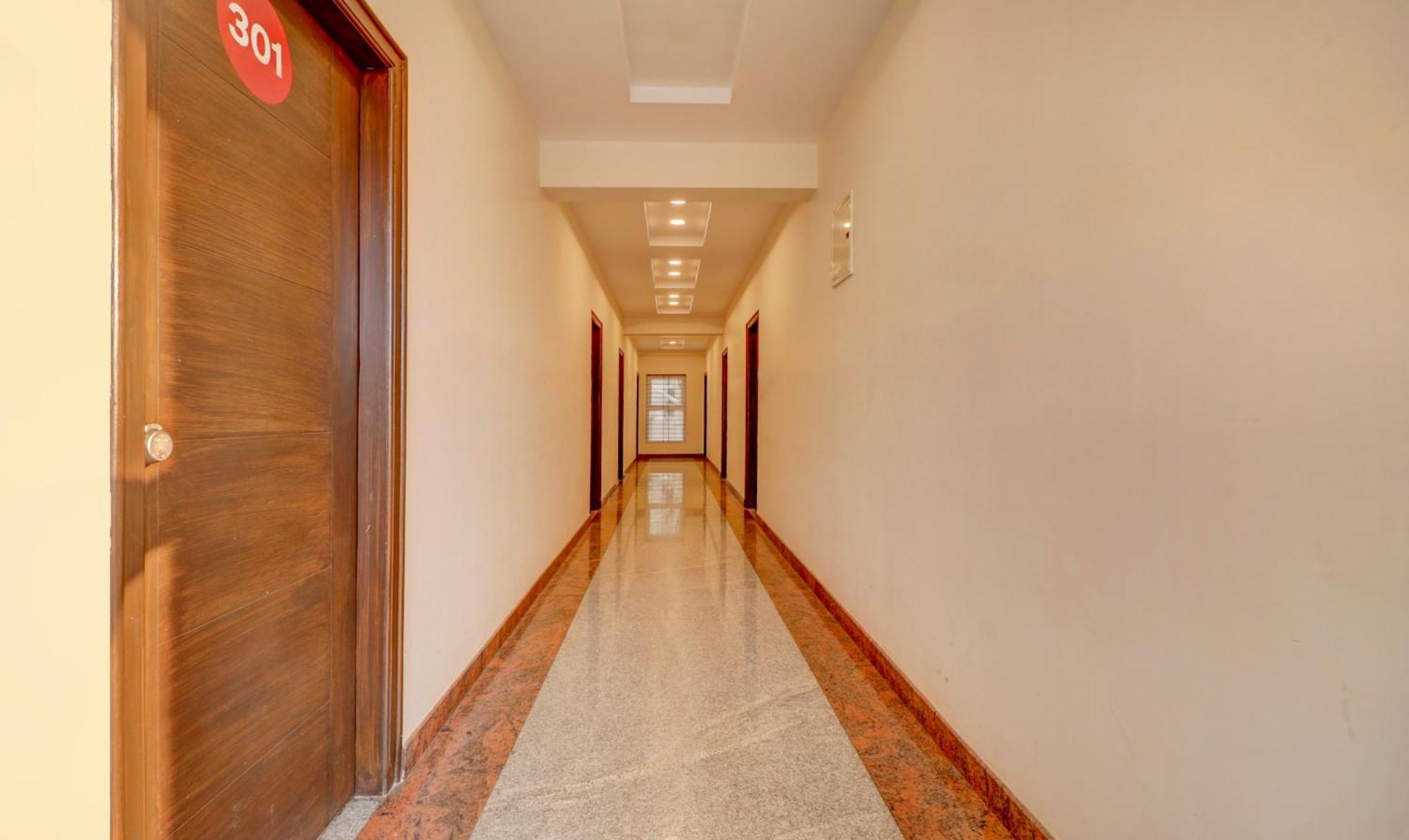 Treebo 12 Degrees West, 750 Mts From Embassy Golf Links Business Park 3*