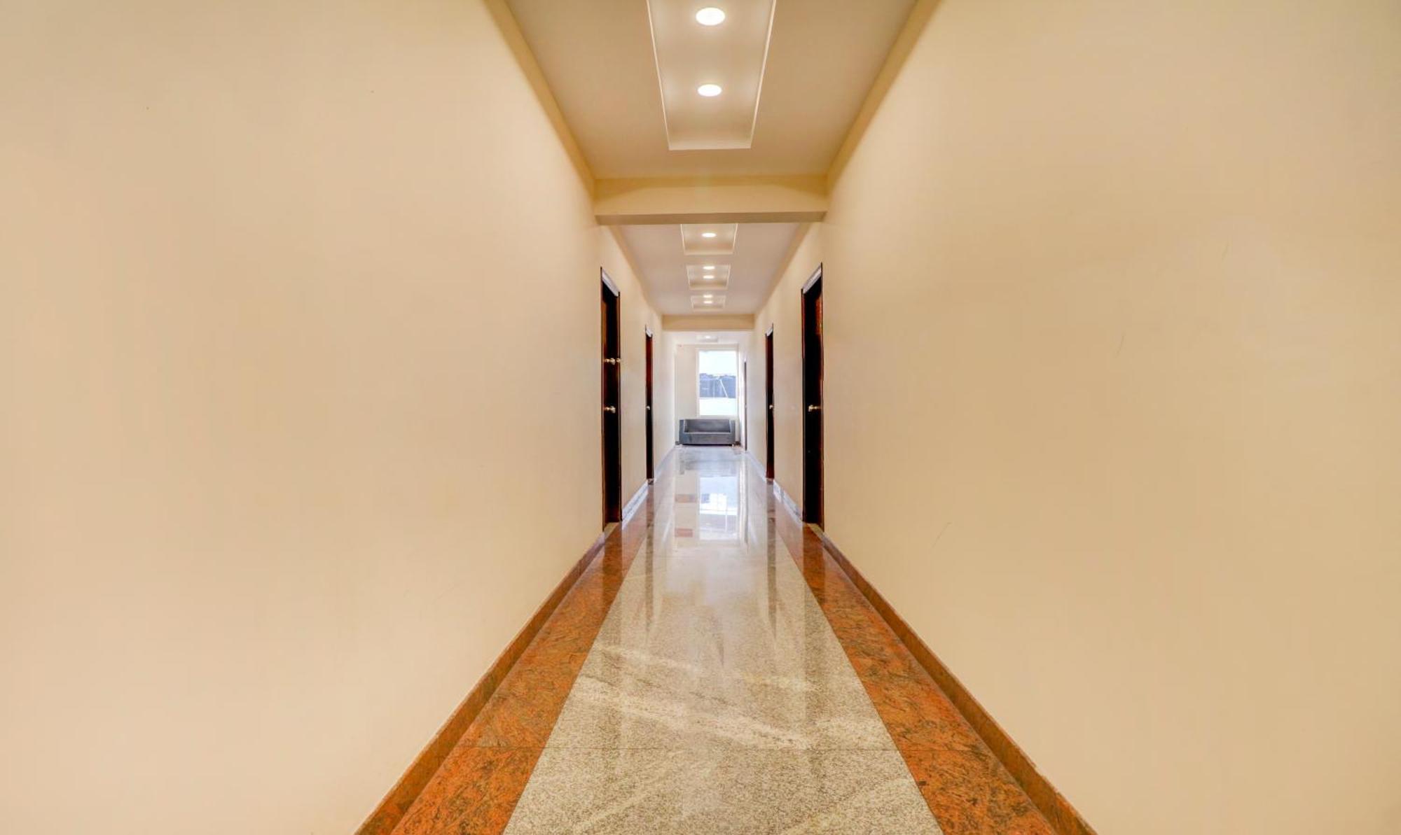 Treebo 12 Degrees West, 750 Mts From Embassy Golf Links Business Park Hotel