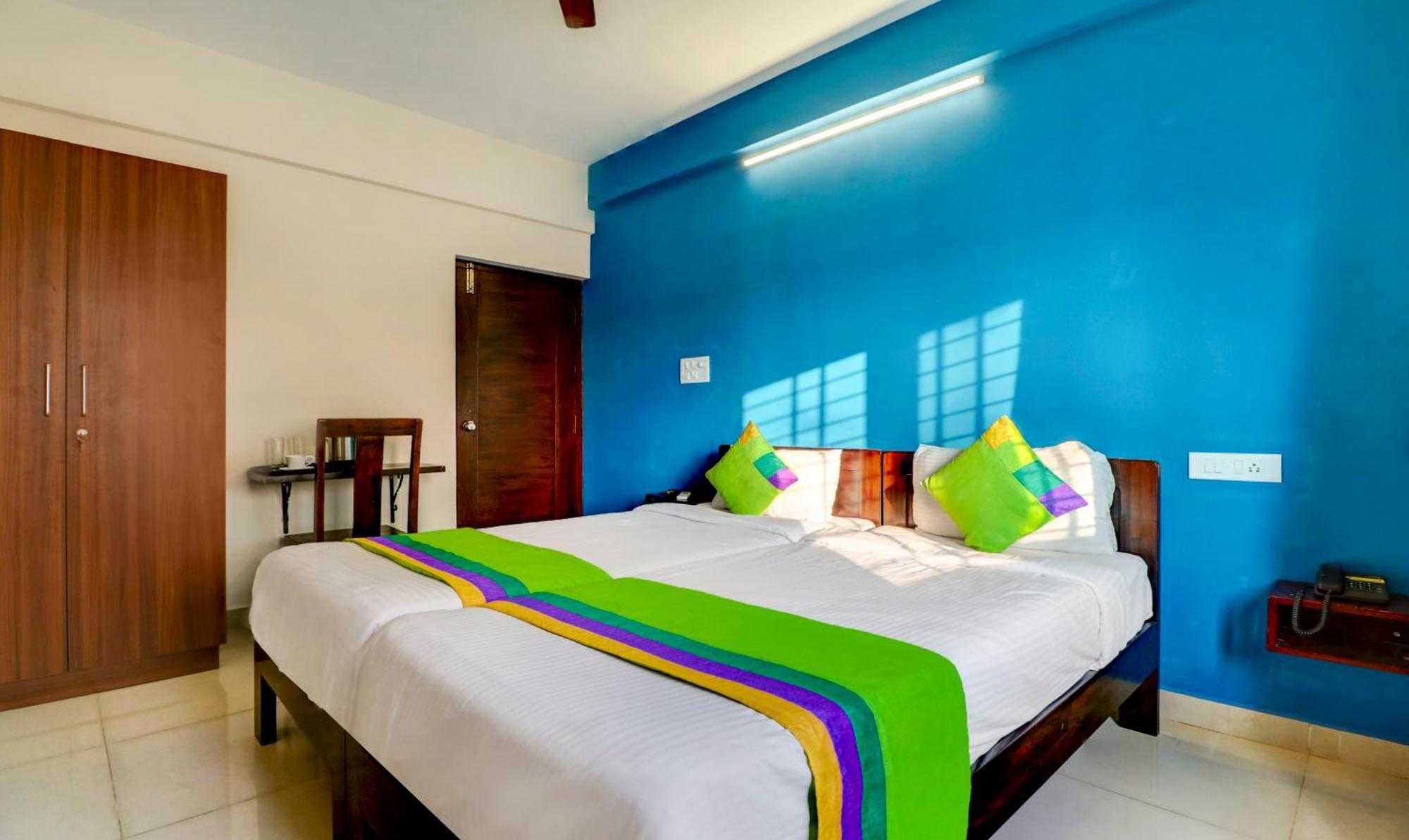 Treebo 12 Degrees West, 750 Mts From Embassy Golf Links Business Park 3*