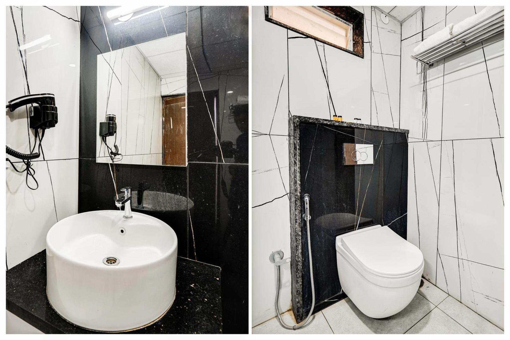 Super Townhouse Oak Dlf Newtown Hotel