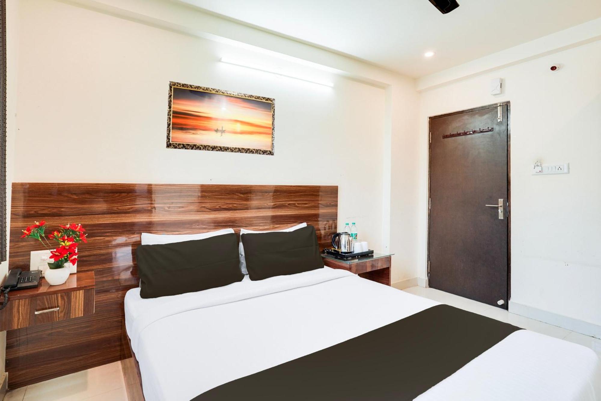 Hotel O S. Nandhi Residency
