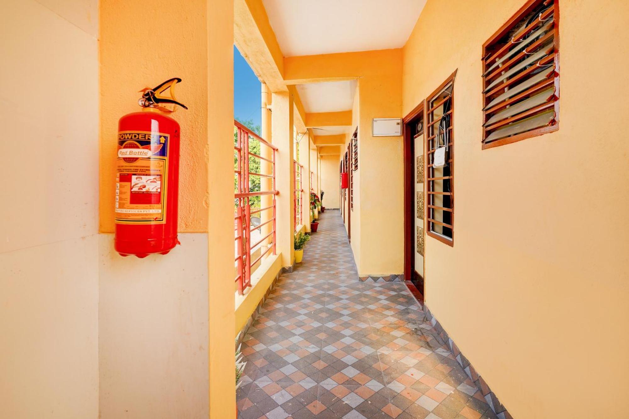 Hotel O Ramachandrapuram Formerly Known Nataraja Boarding & *