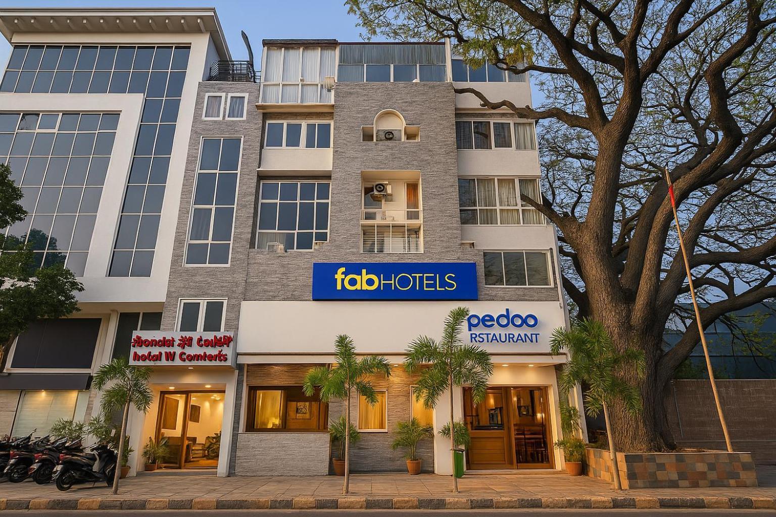 Hotel Fabexpress Royal N Comforts - Nr Shivoham Shiva Temple