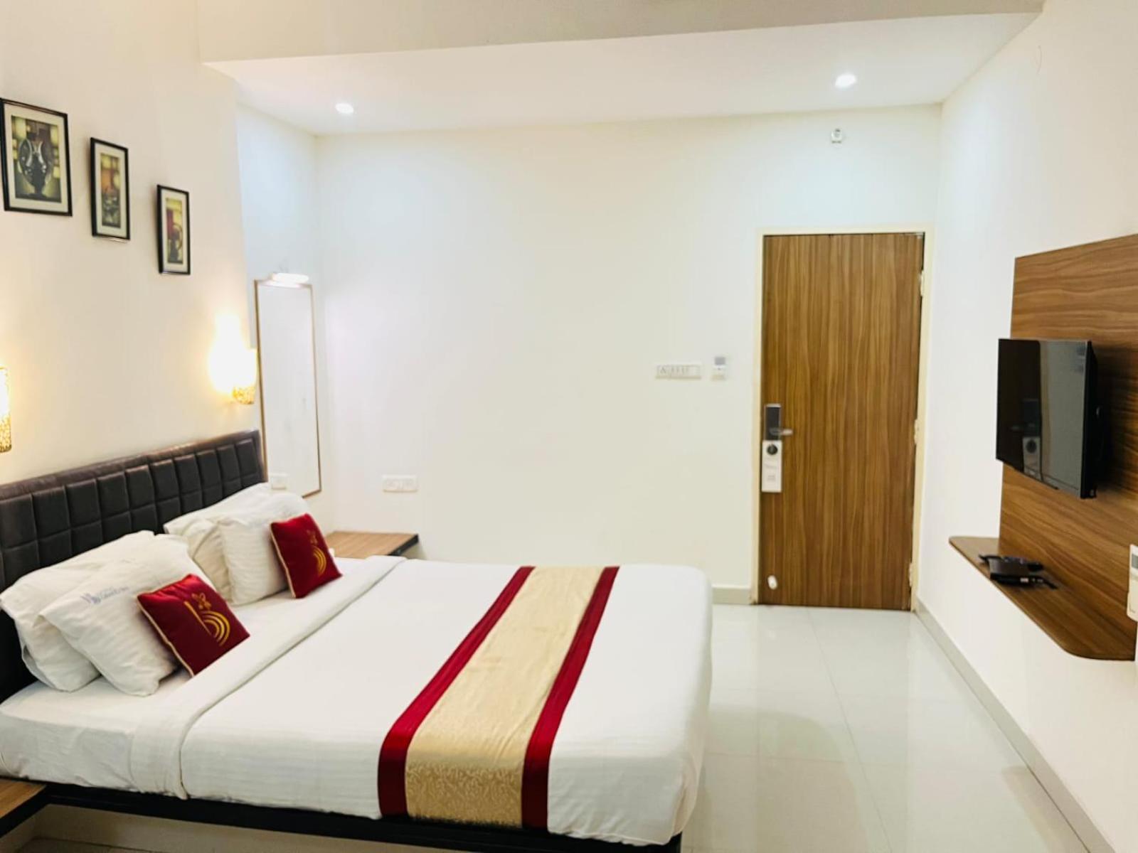 Grand Bee Hotel 3*