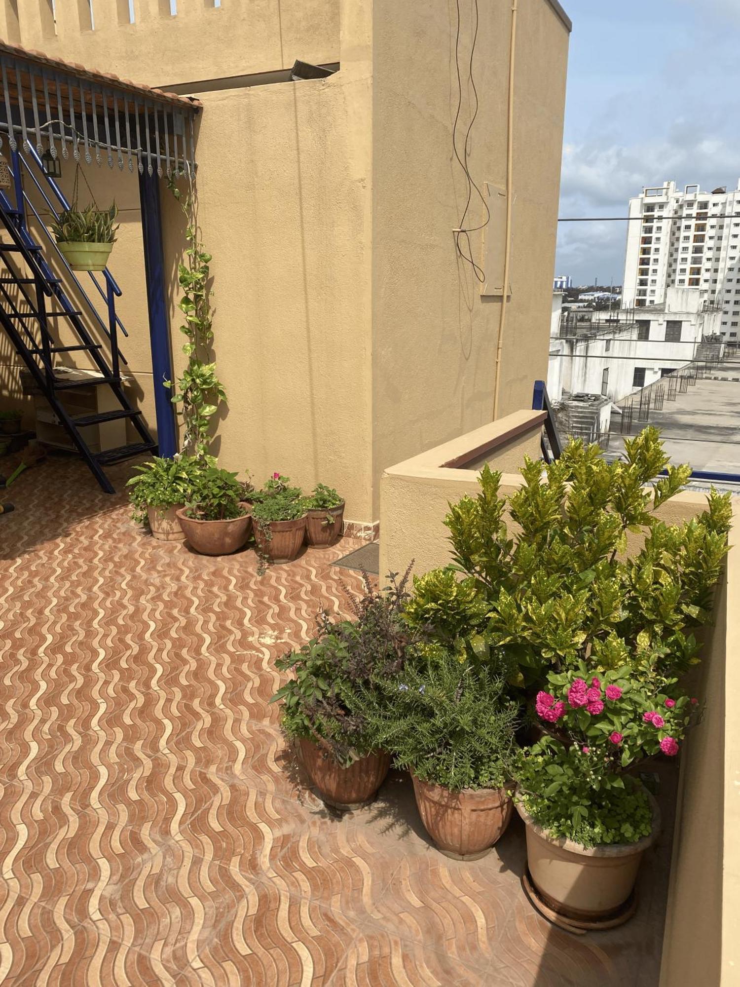 Premium Pent House With Hot Bath Tub Near Ecity - Luxe King Size Bed With Large Sitout Area Holiday home Bangalore