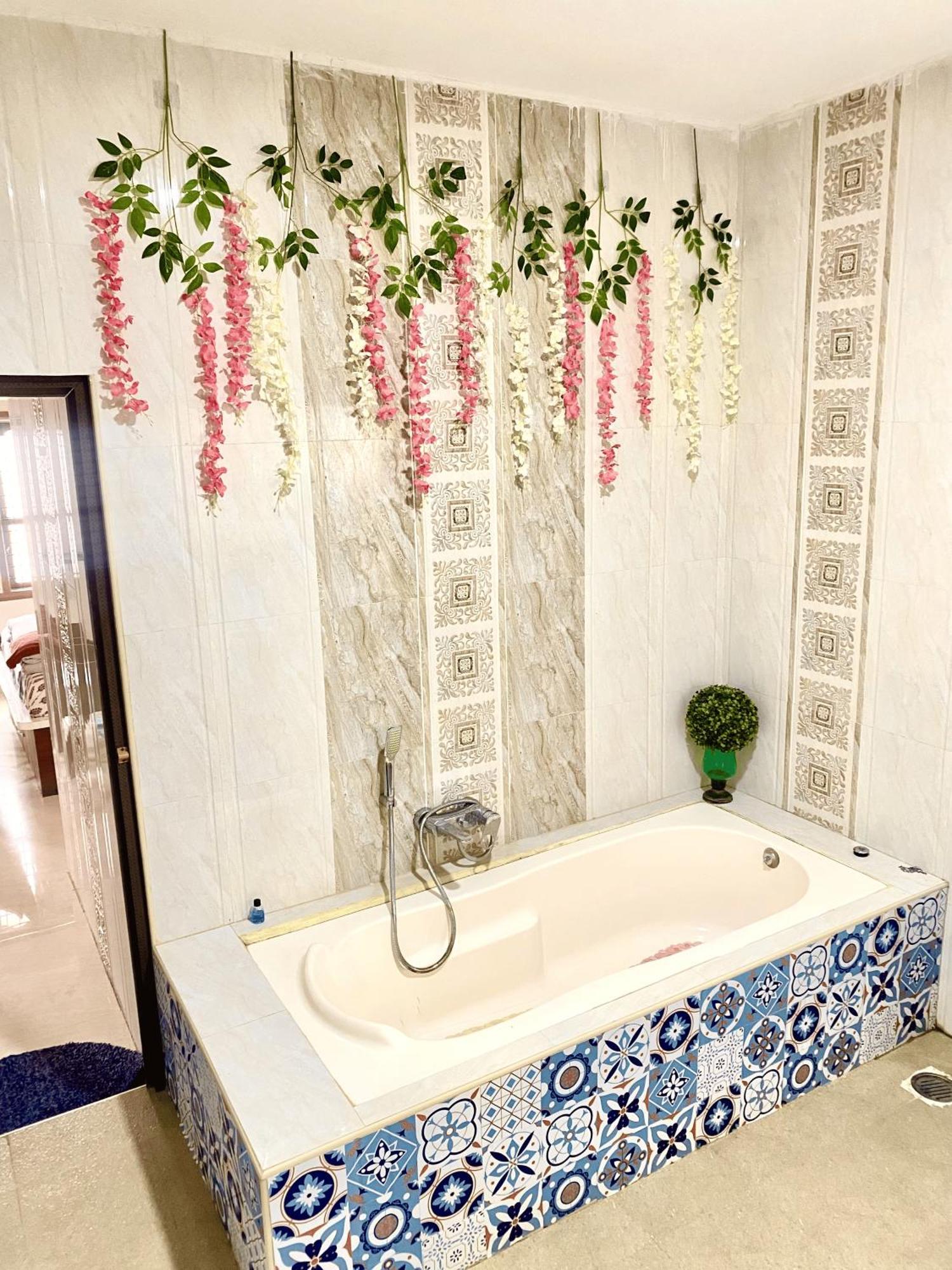 Premium Pent House With Hot Bath Tub Near Ecity - Luxe King Size Bed With Large Sitout Area *