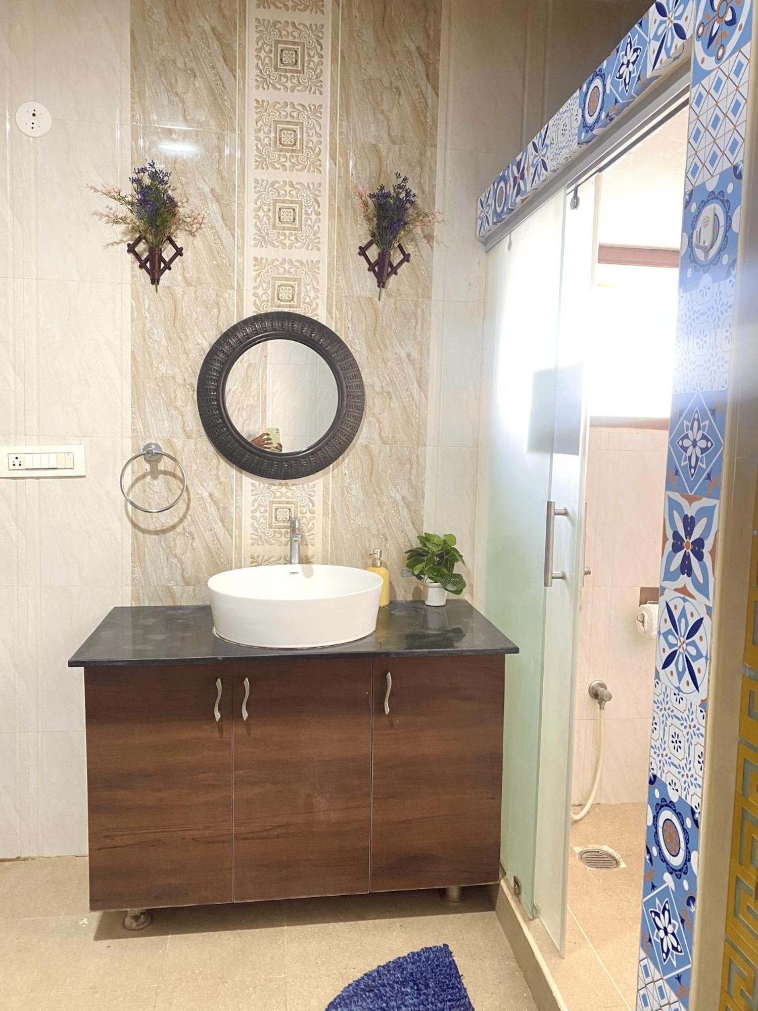 Premium Pent House With Hot Bath Tub Near Ecity - Luxe King Size Bed With Large Sitout Area