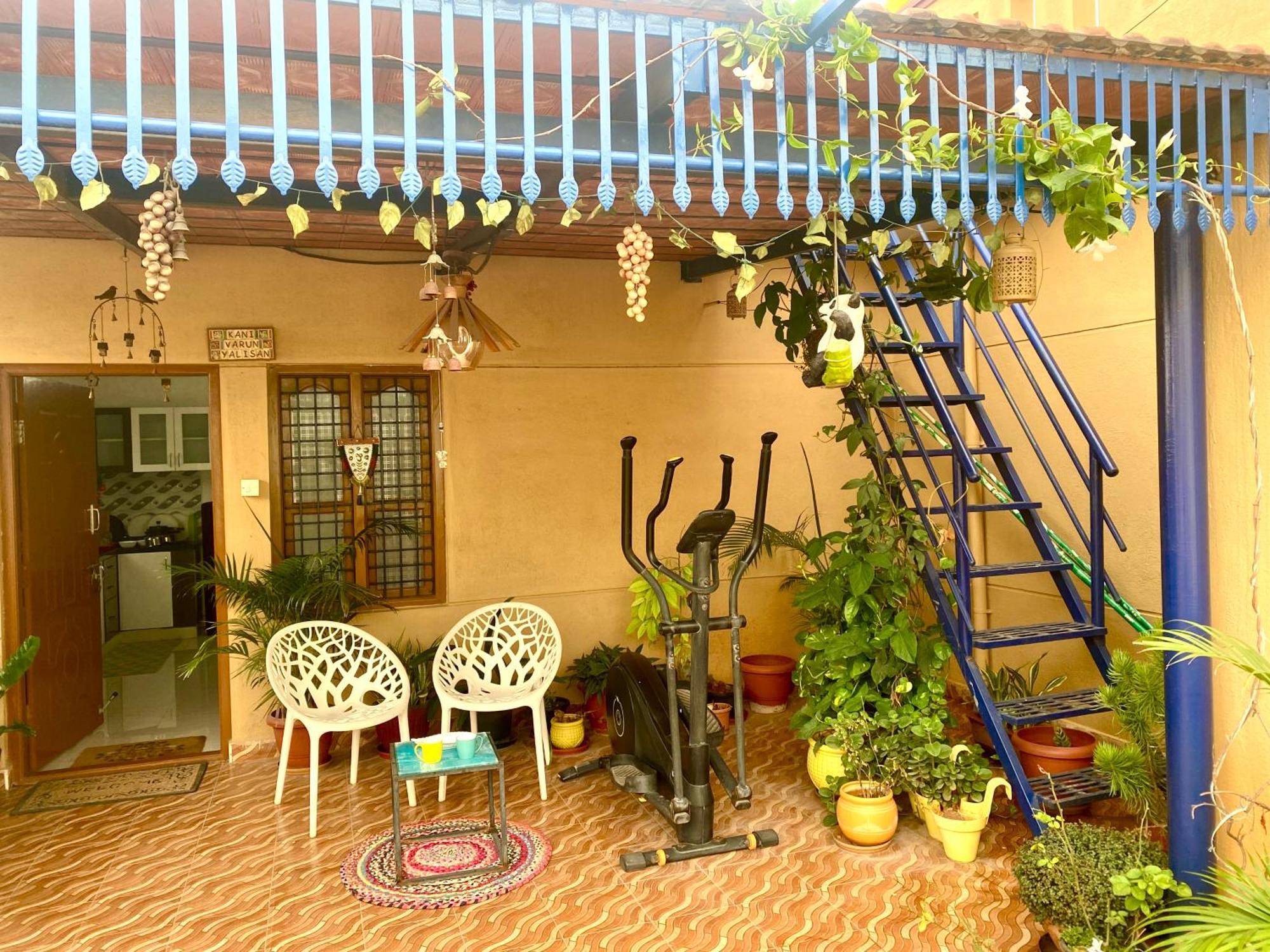 Premium Pent House With Hot Bath Tub Near Ecity - Luxe King Size Bed With Large Sitout Area Holiday home Bangalore
