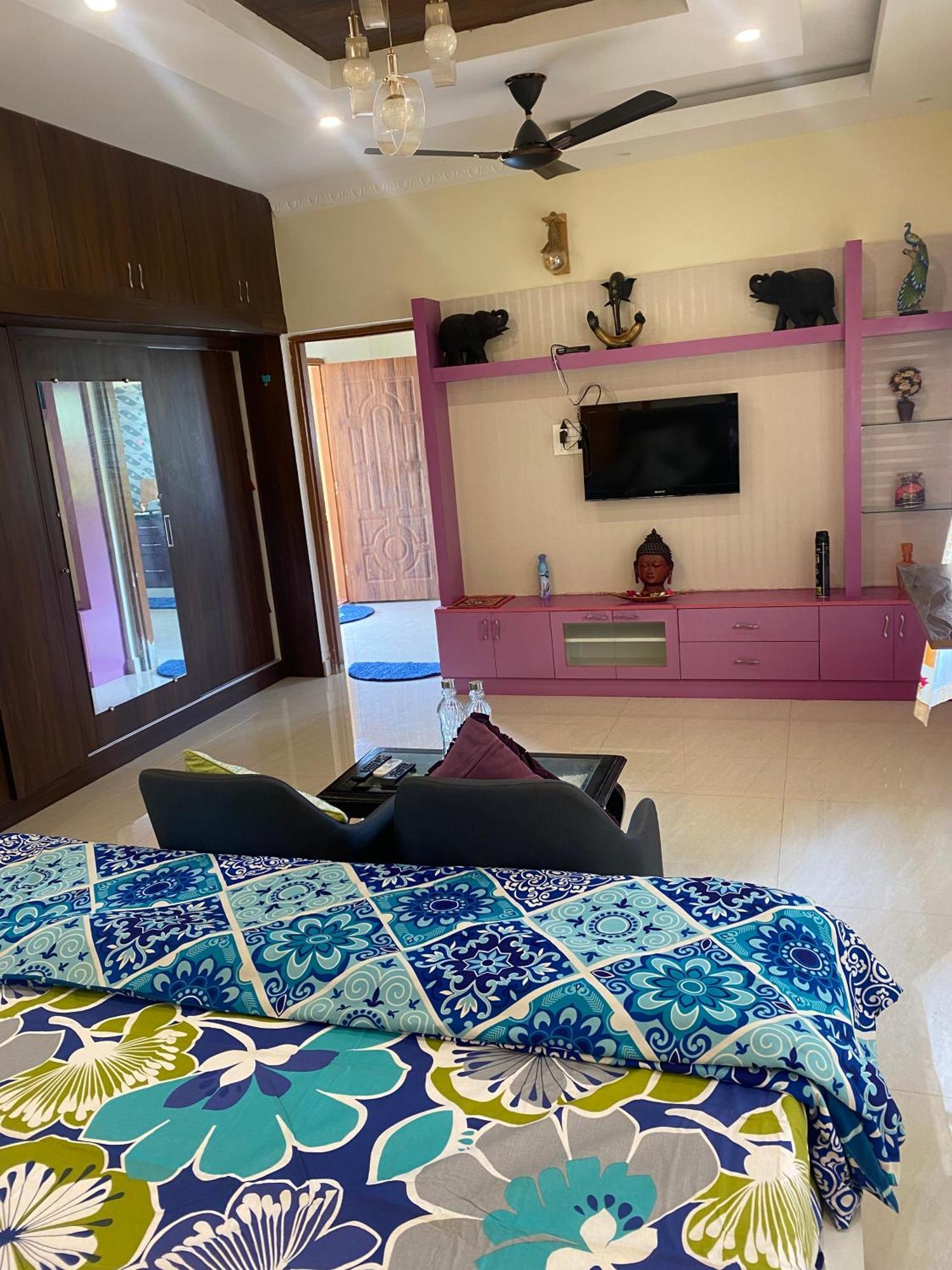 Premium Pent House With Hot Bath Tub Near Ecity - Luxe King Size Bed With Large Sitout Area Holiday home