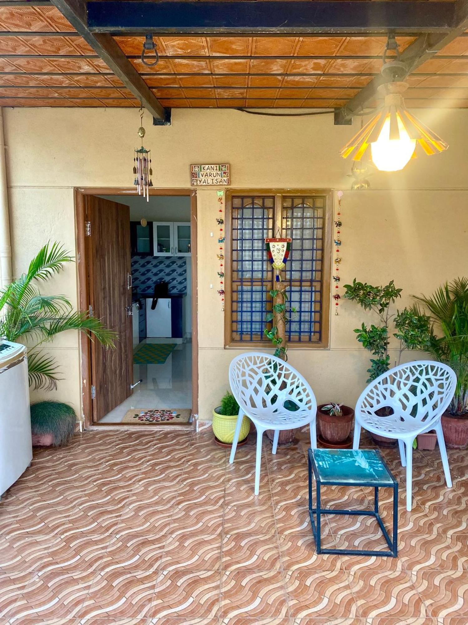 Premium Pent House With Hot Bath Tub Near Ecity - Luxe King Size Bed With Large Sitout Area Holiday home