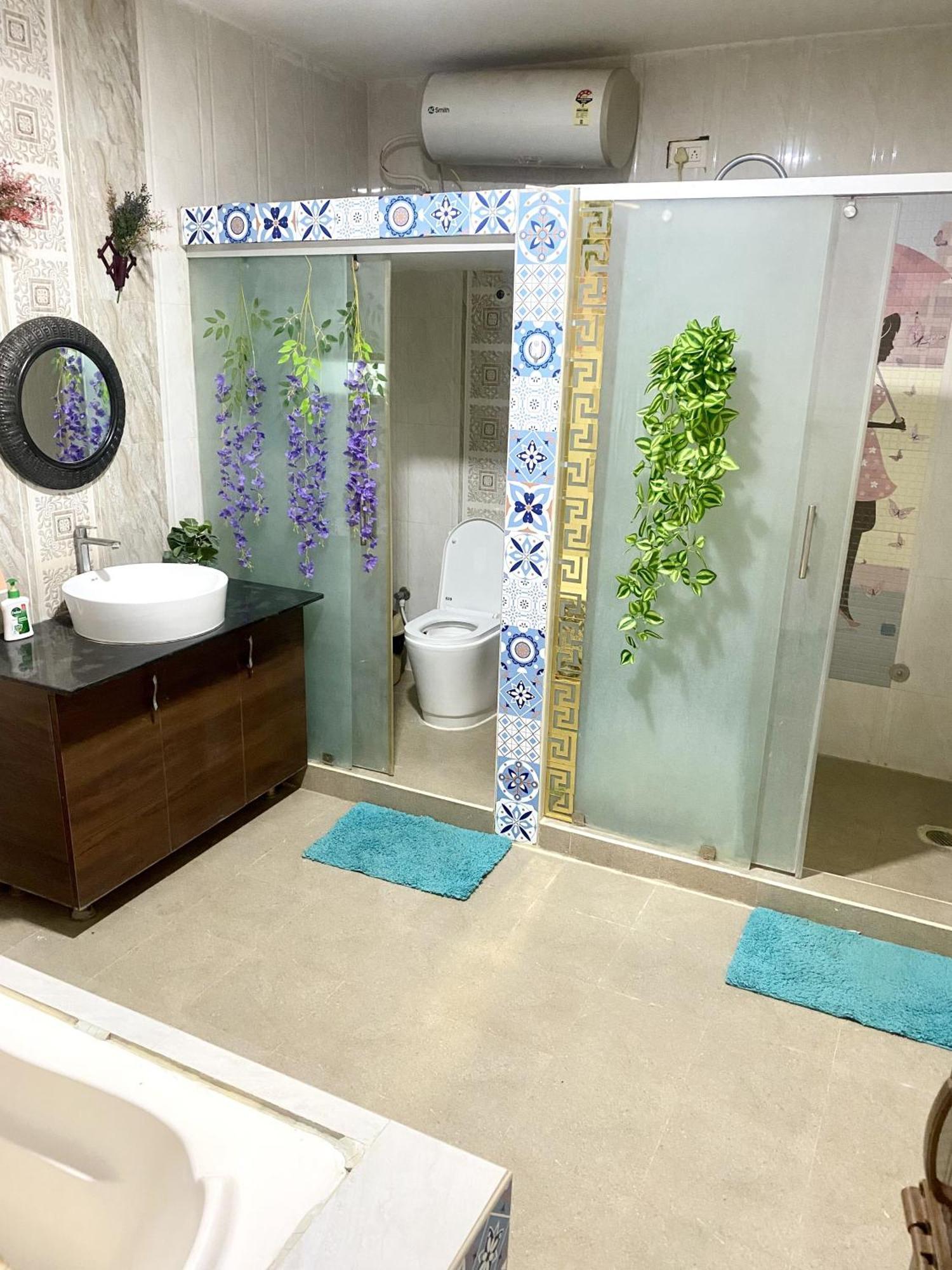 Premium Pent House With Hot Bath Tub Near Ecity - Luxe King Size Bed With Large Sitout Area *