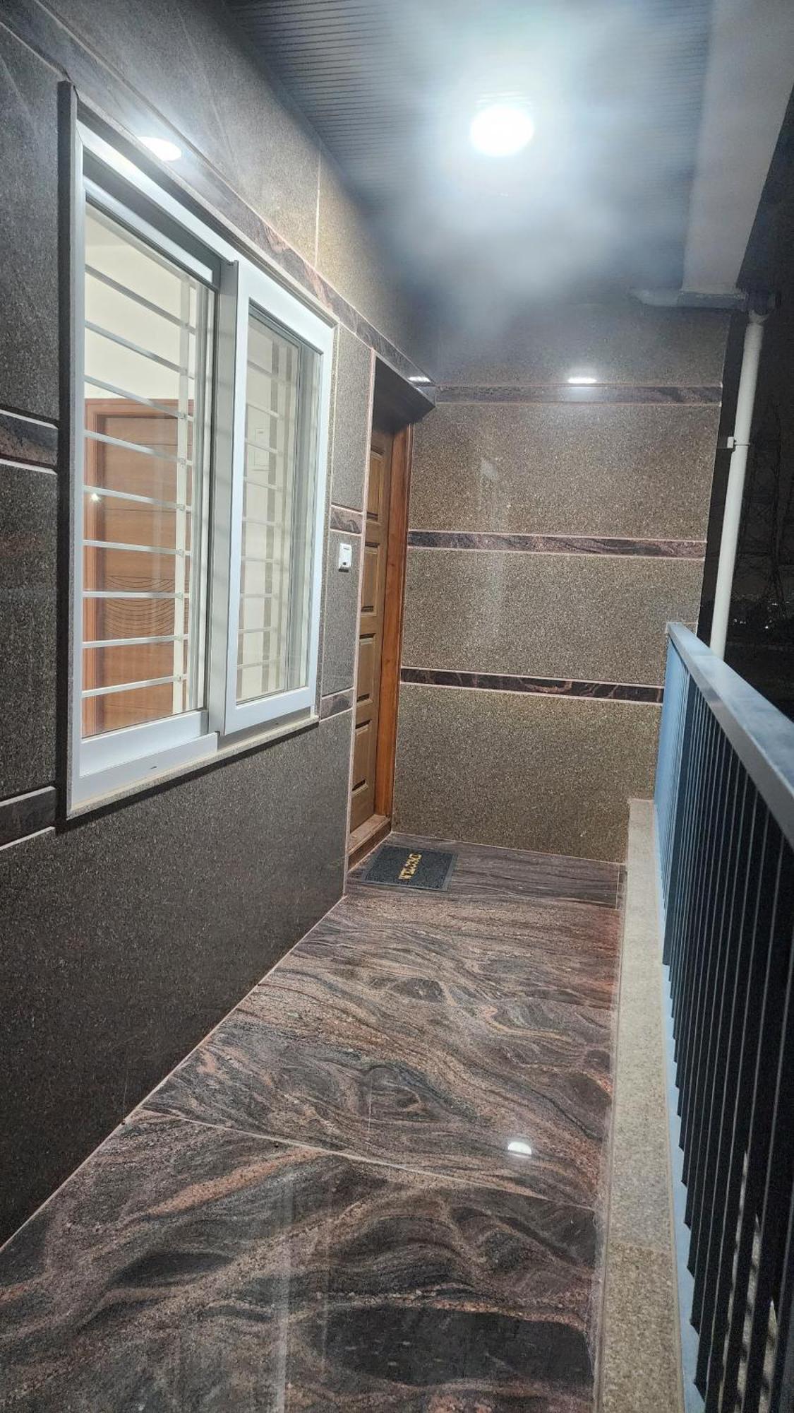 Modern With Balcony - Electronic Apartment