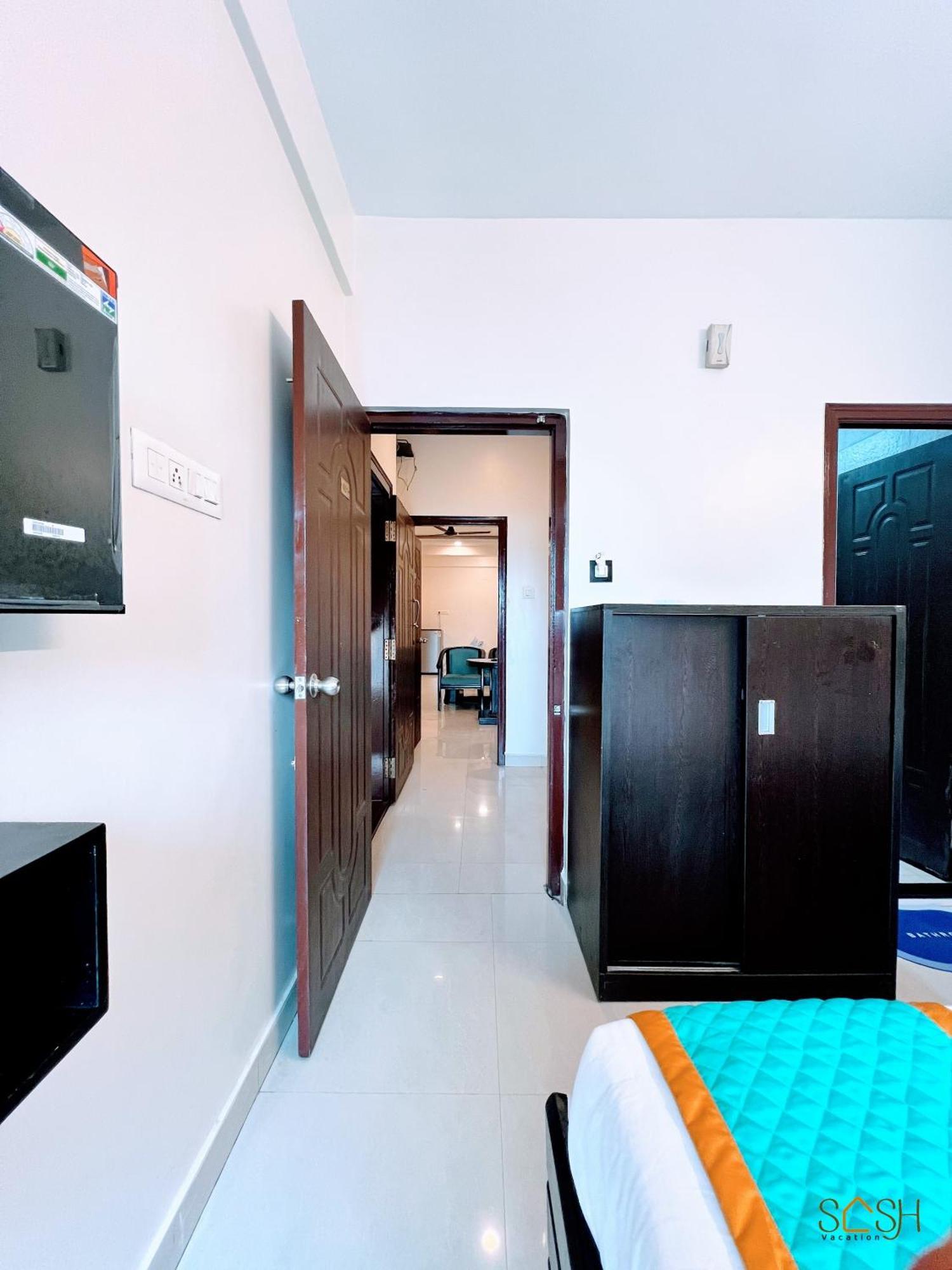 Hotel Elegant Queen With Private Balcony & Ac *